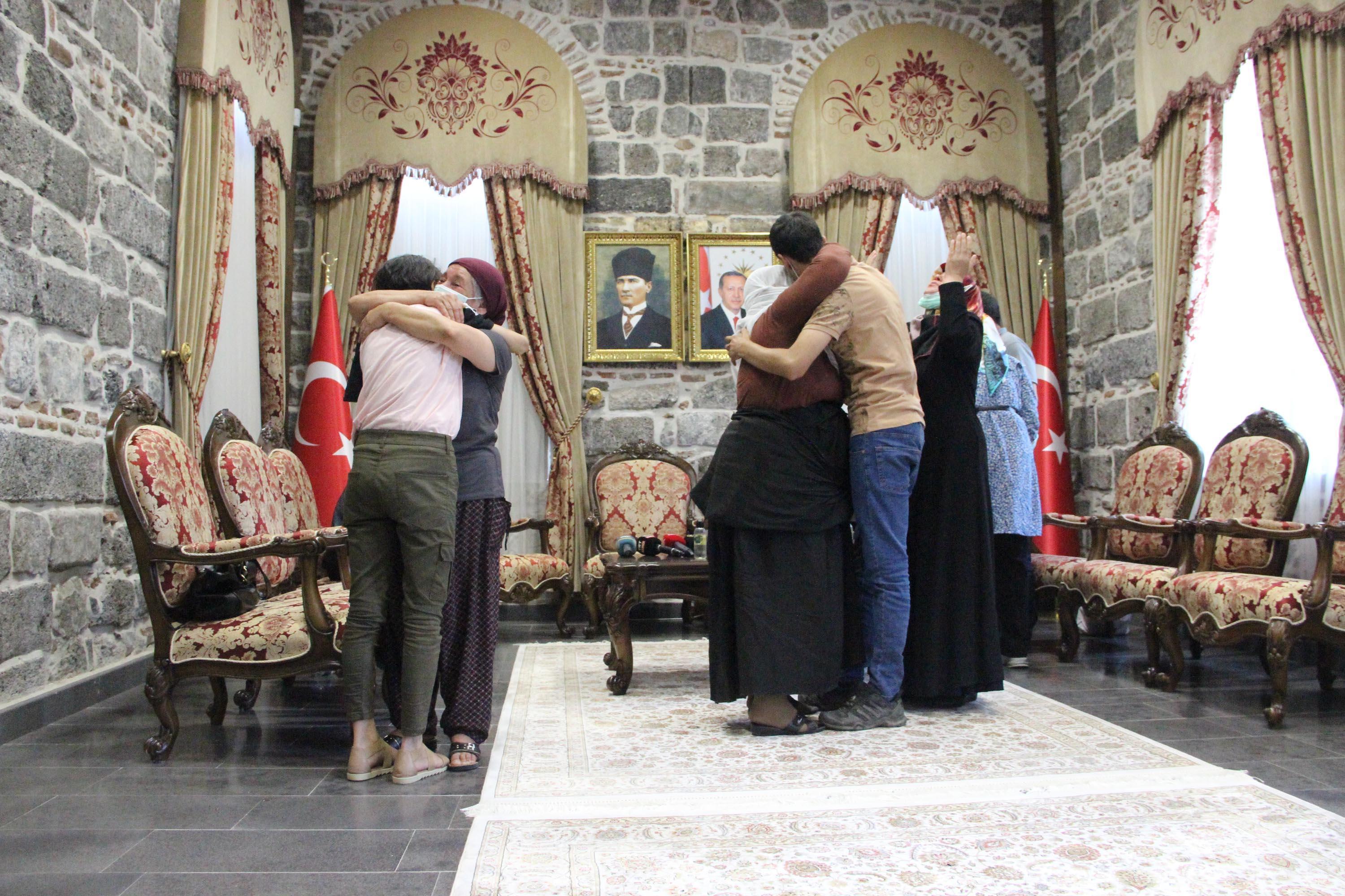 Diyarbakırda HDP önündeki nöbette 3 aile daha evladına kavuştu