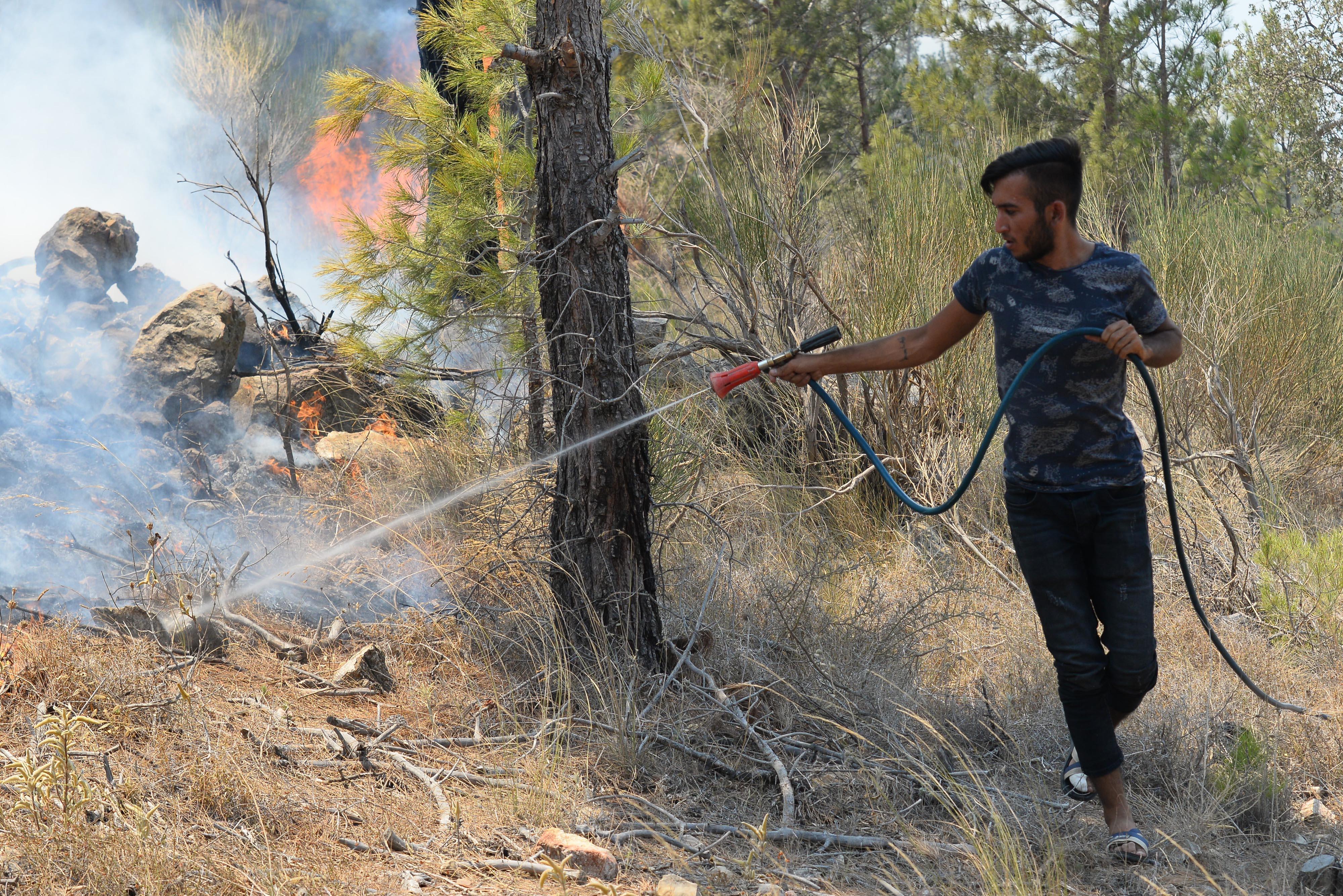 Mersinde iki ilçedeki yangınlar devam ediyor; havadan müdahale yeniden başladı