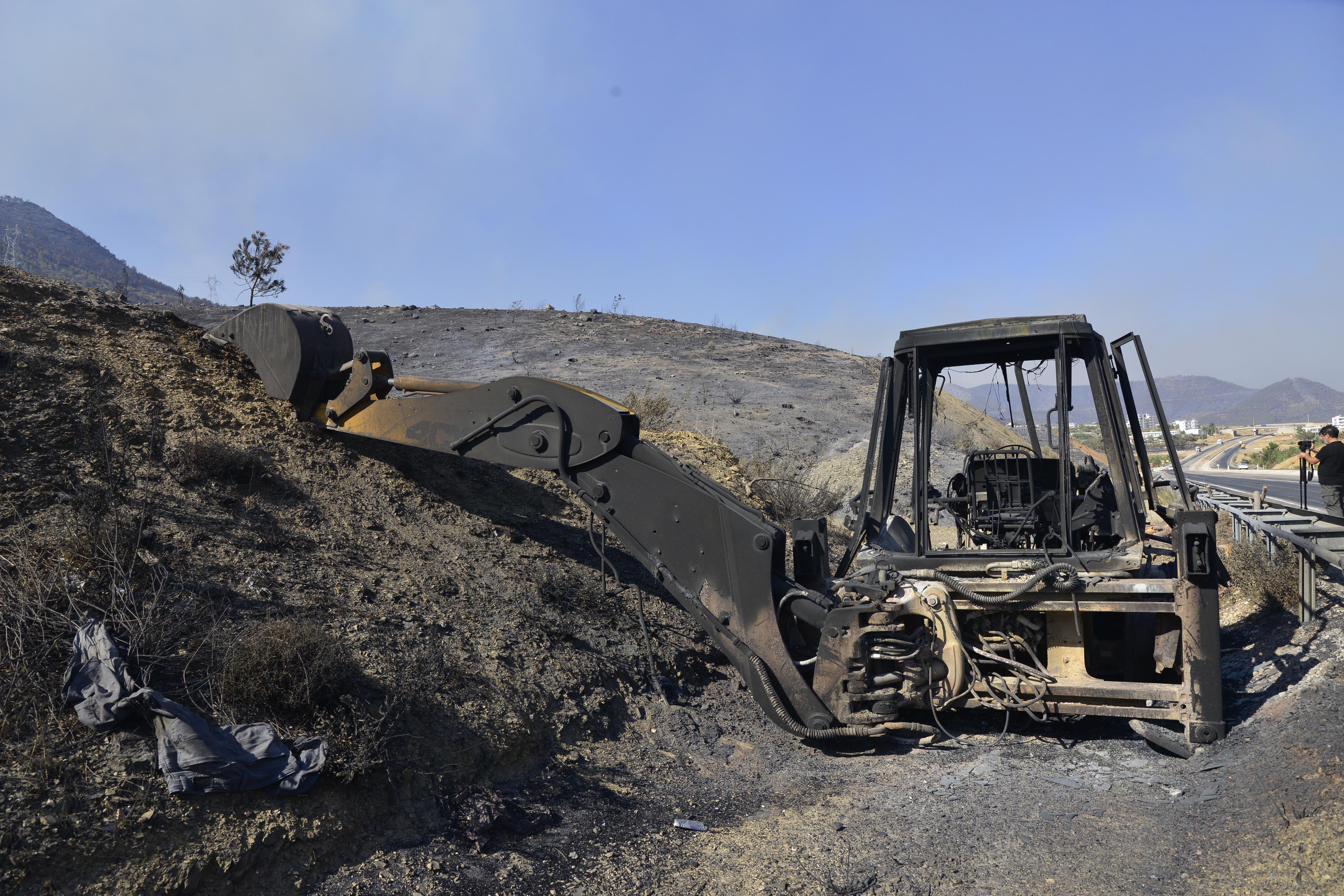 Mersinde iki ilçedeki yangınlar devam ediyor; havadan müdahale yeniden başladı