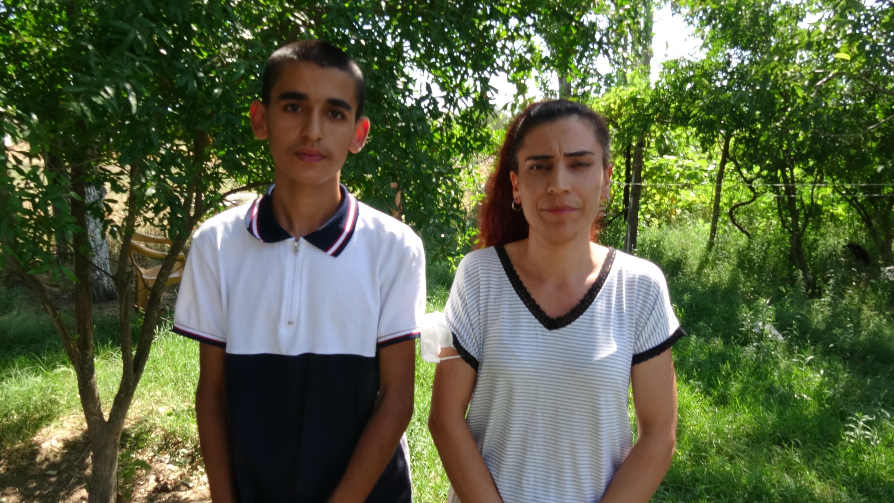 Annemi sığındığı römork altından çekip çekip vurmaya çalışıyorlardı