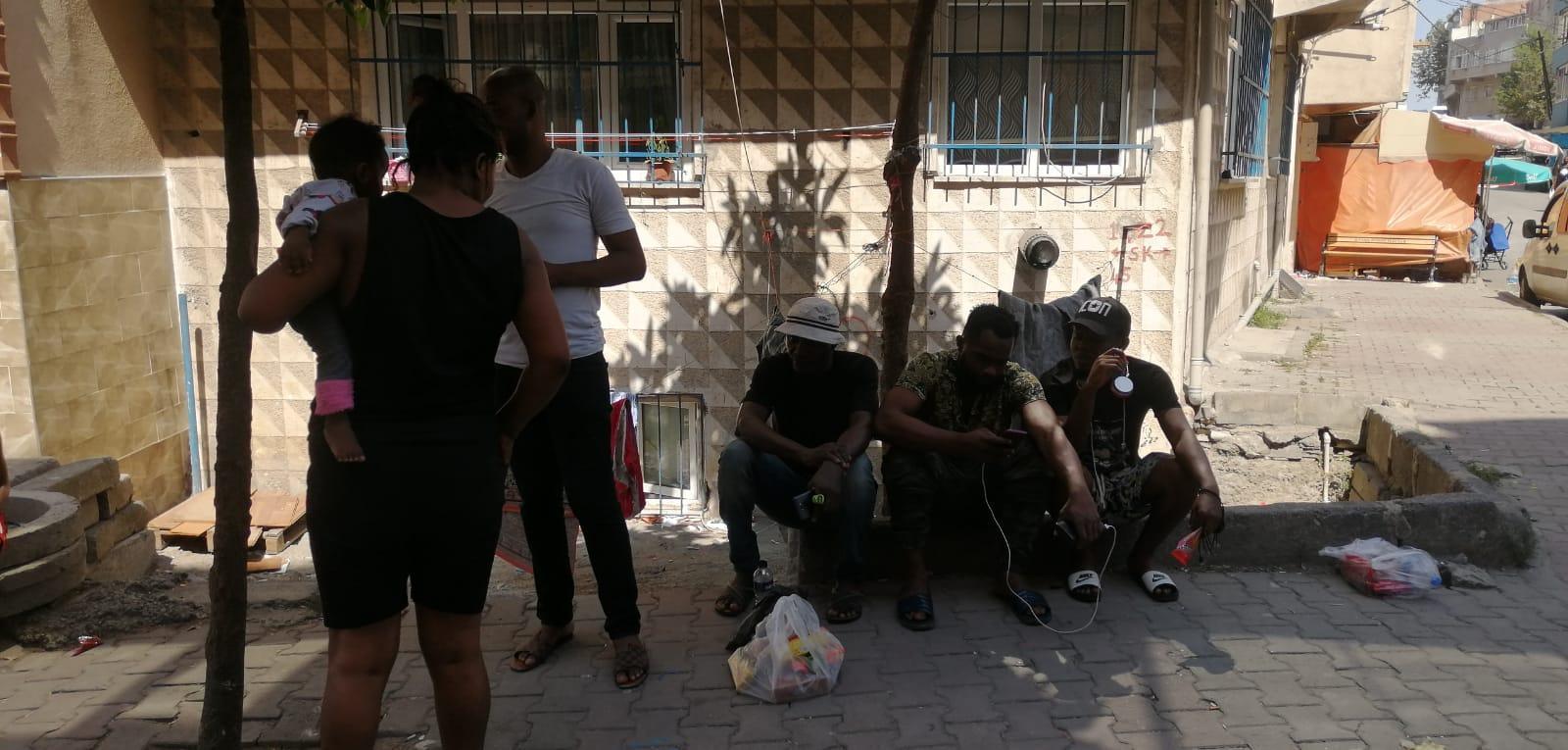 Sultangazide kiralık ev ararken dolandırılan yabancı uyruklu aile sokakta yaşıyor