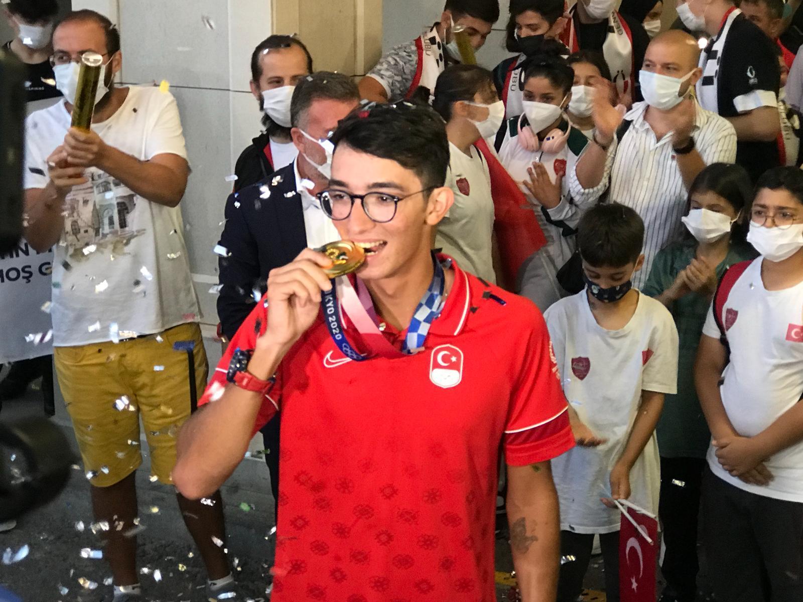 Olimpiyat şampiyonu milli okçu Mete Gazoz yurda döndü
