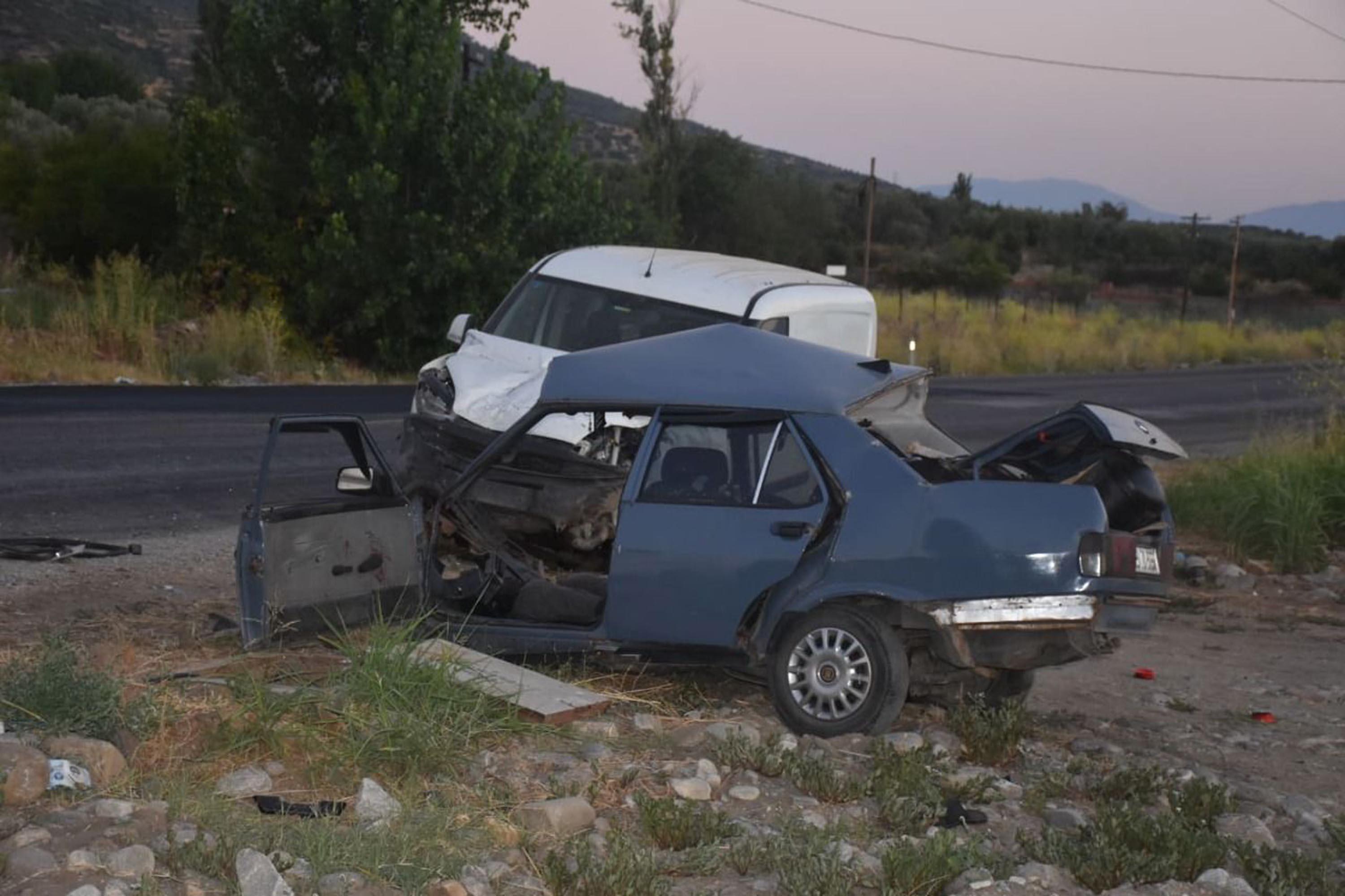 Kazada otomobil iki parçaya ayrıldı: 2 ölü
