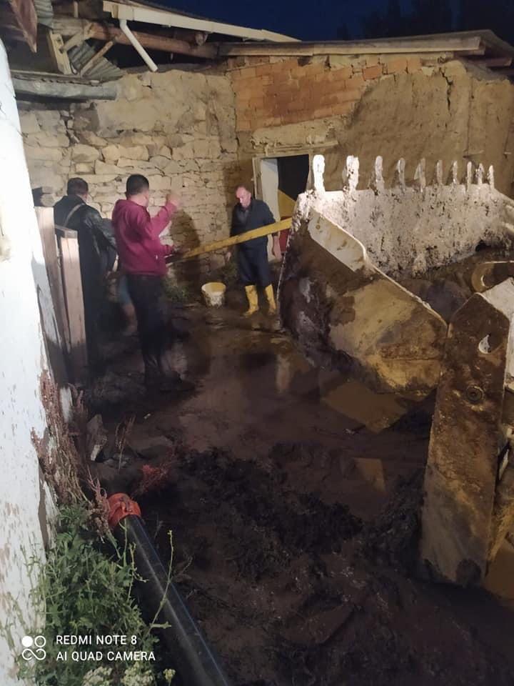 Bayburtta sağanak sele neden oldu; 11 hayvan öldü