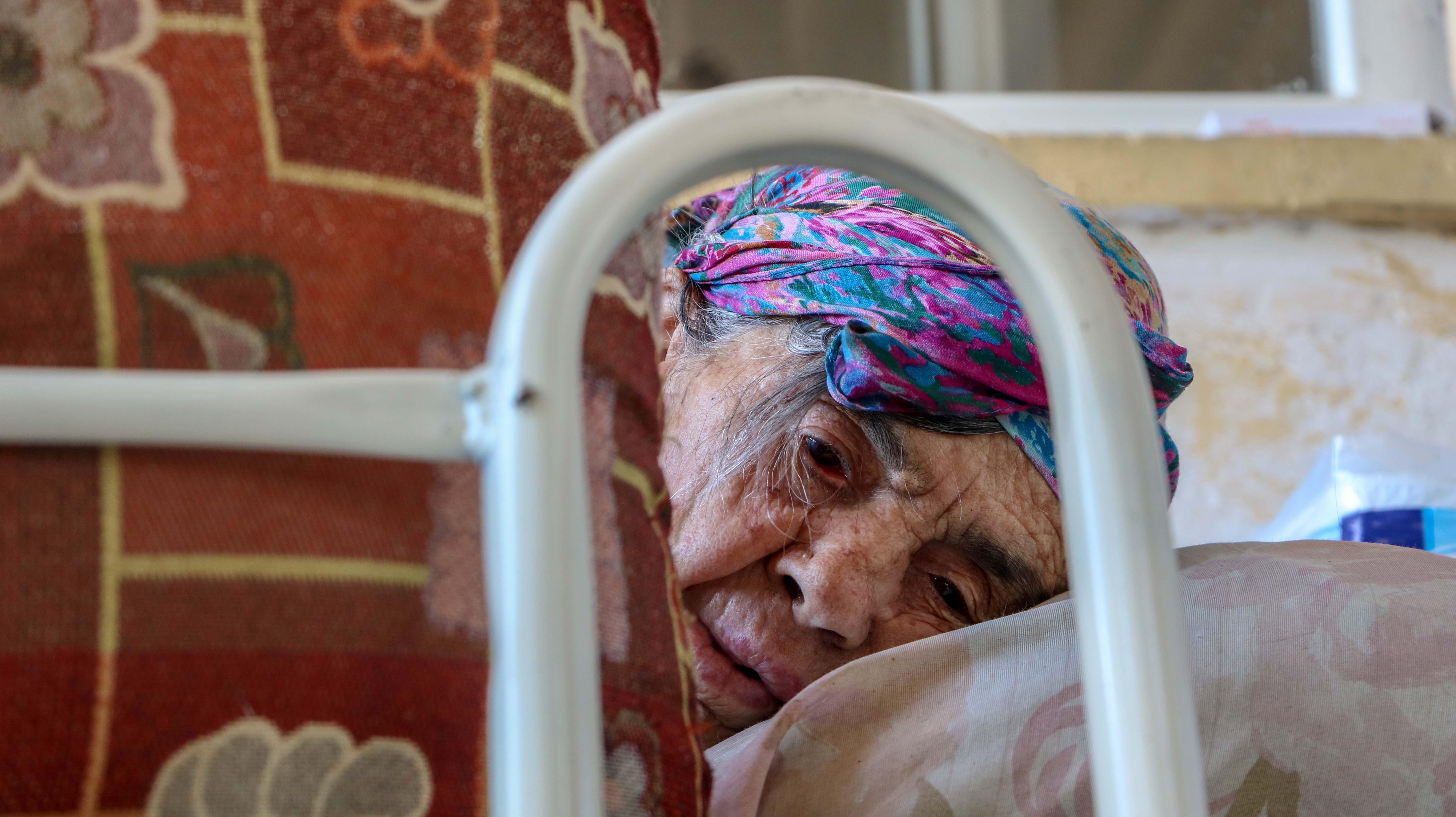 Türkiyenin yüreğini sızlatan fotoğraftaki kadın, evinin yandığını bilmiyor