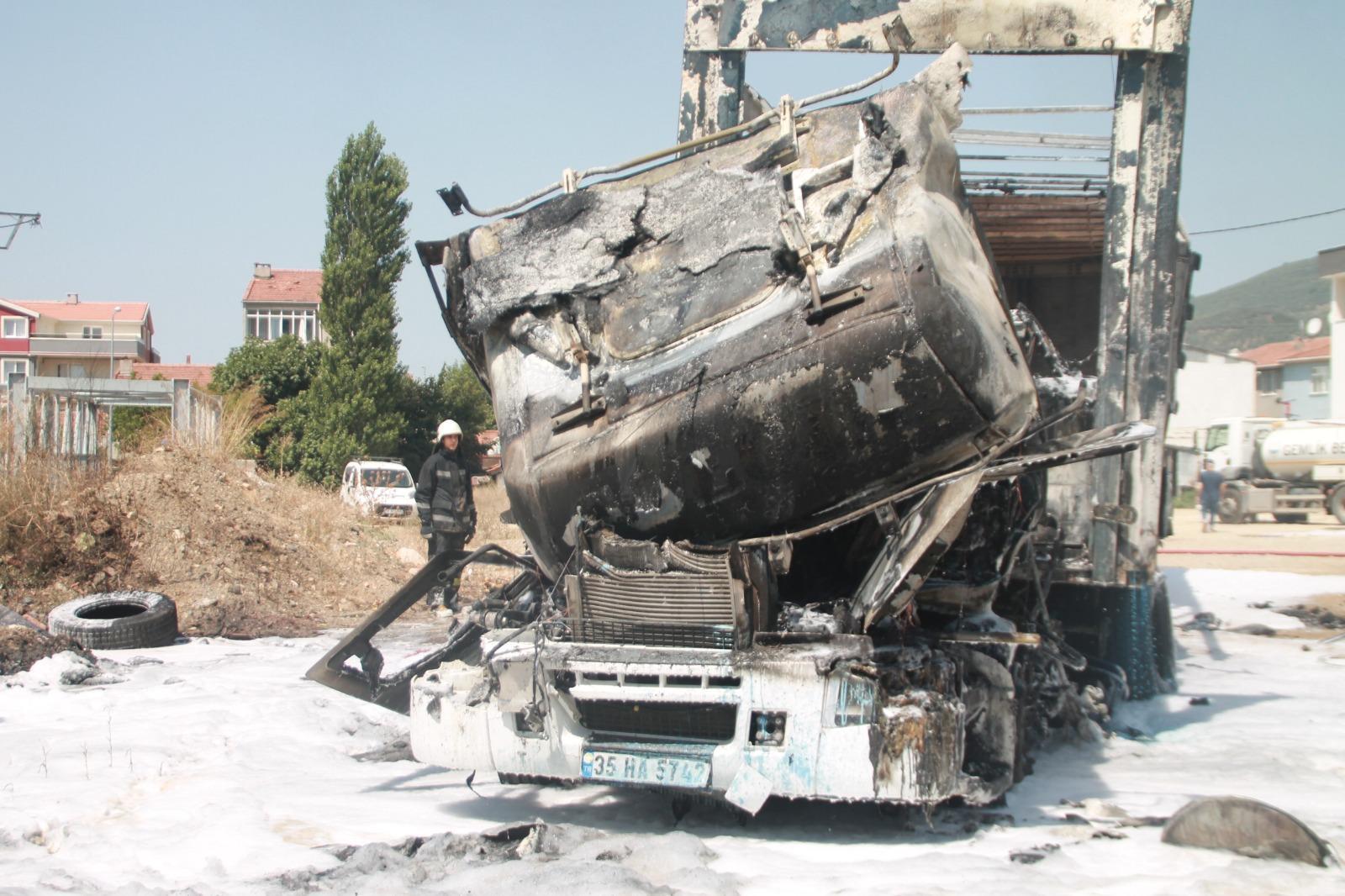Kaza yapan boya ve tiner yüklü TIRda götürüldüğü otoparkta patlama oldu