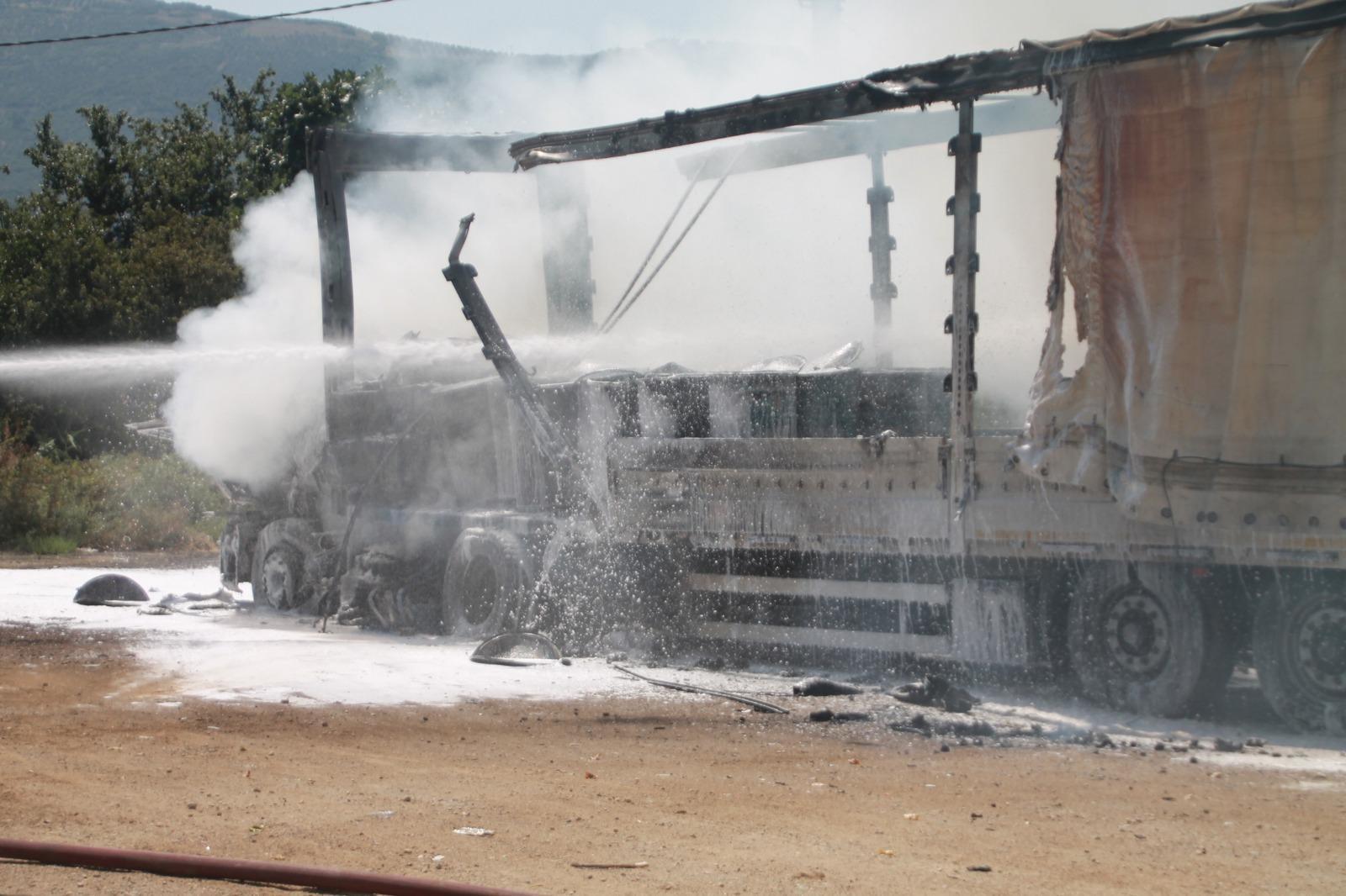 Kaza yapan boya ve tiner yüklü TIRda götürüldüğü otoparkta patlama oldu