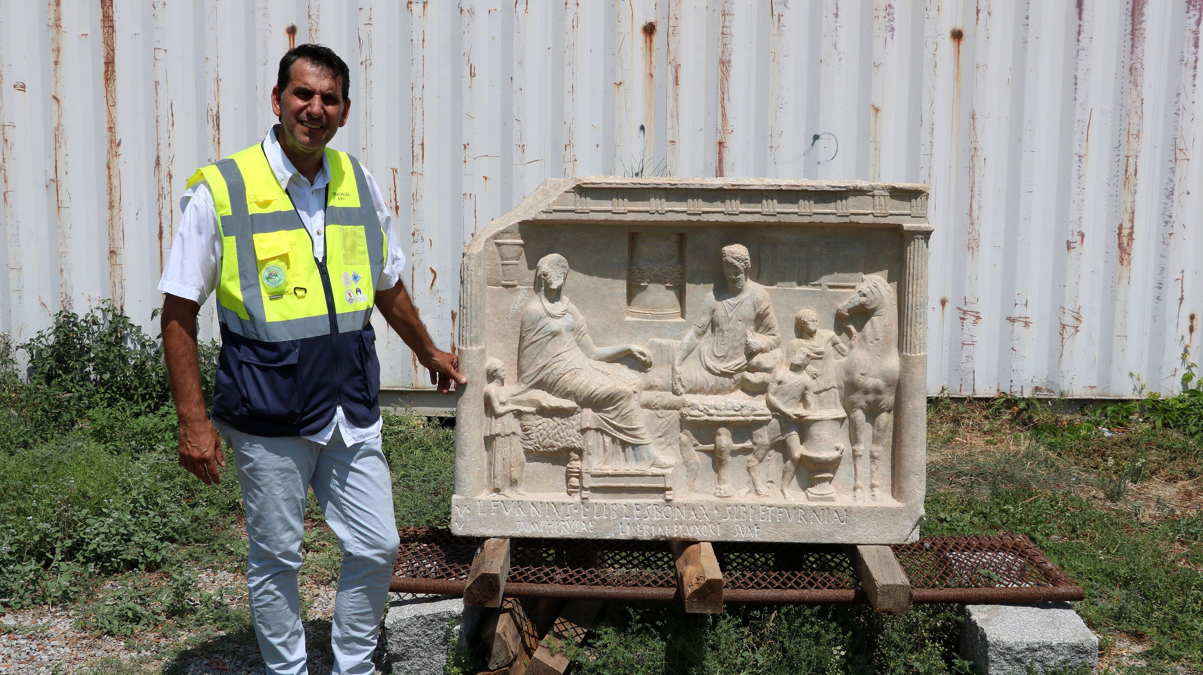 Parion Antik Kentinde 1900 yıllık mezar steli bulundu