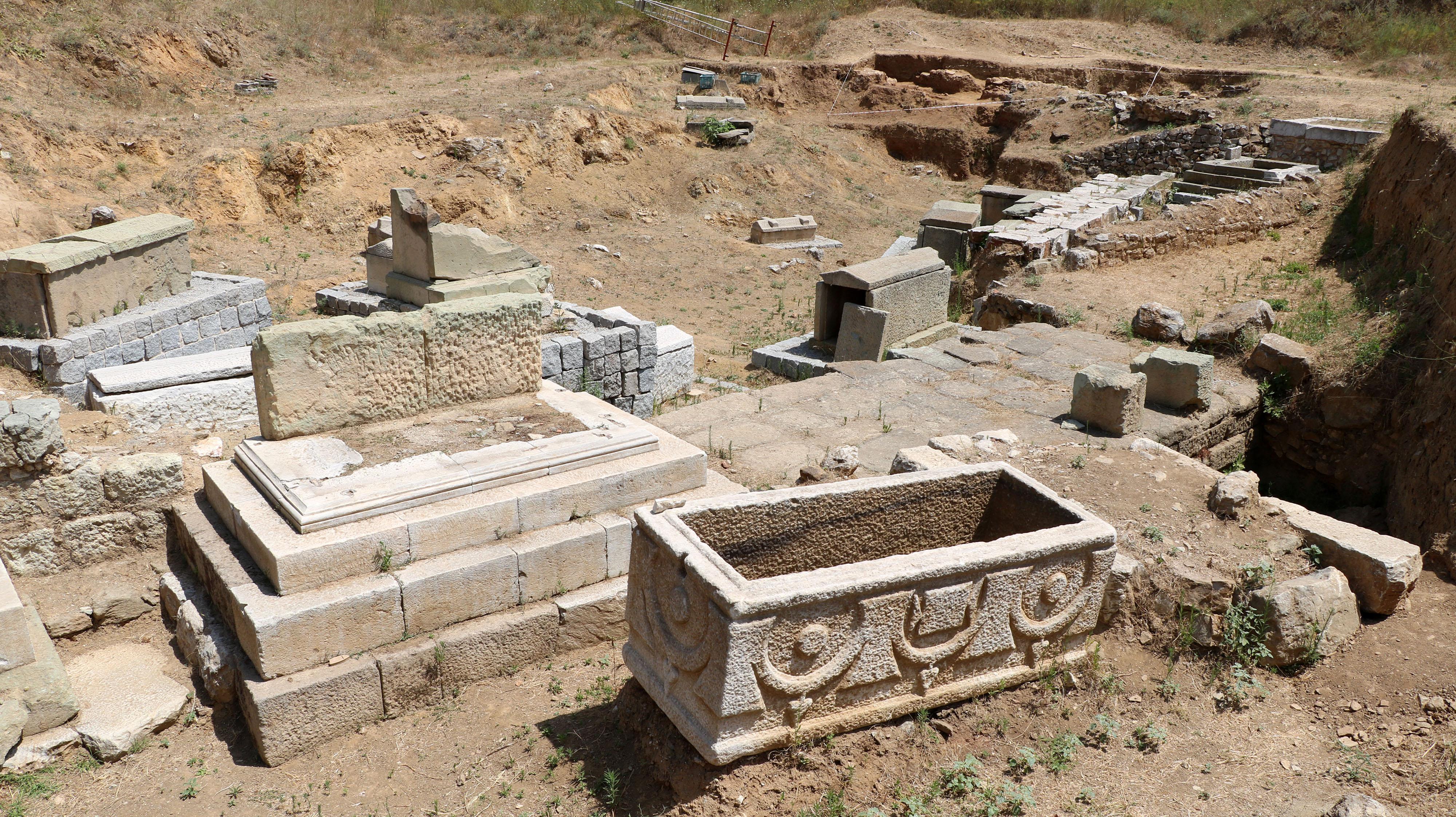 Parion Antik Kentinde 1900 yıllık mezar steli bulundu