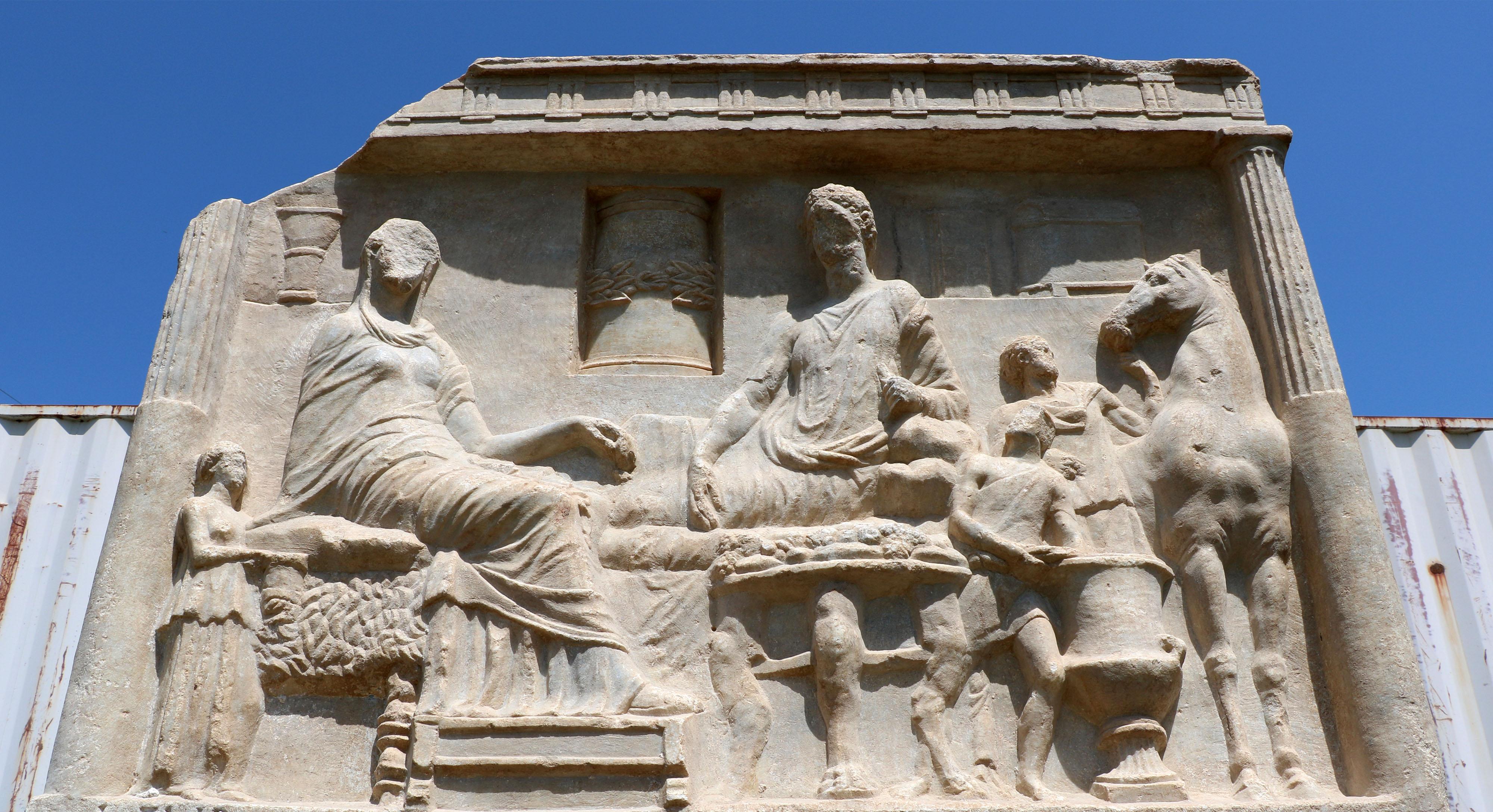 Parion Antik Kentinde 1900 yıllık mezar steli bulundu