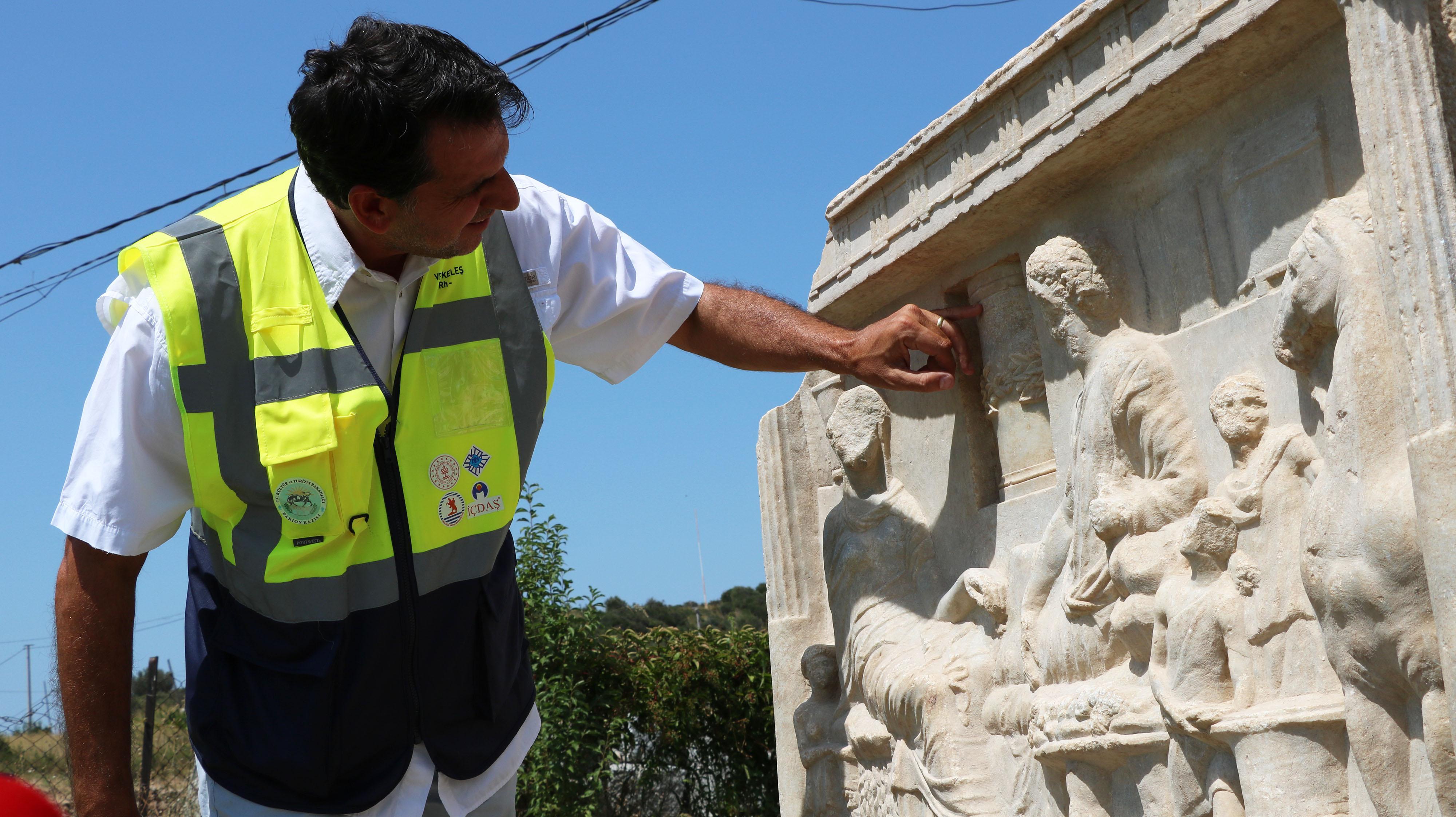 Parion Antik Kentinde 1900 yıllık mezar steli bulundu