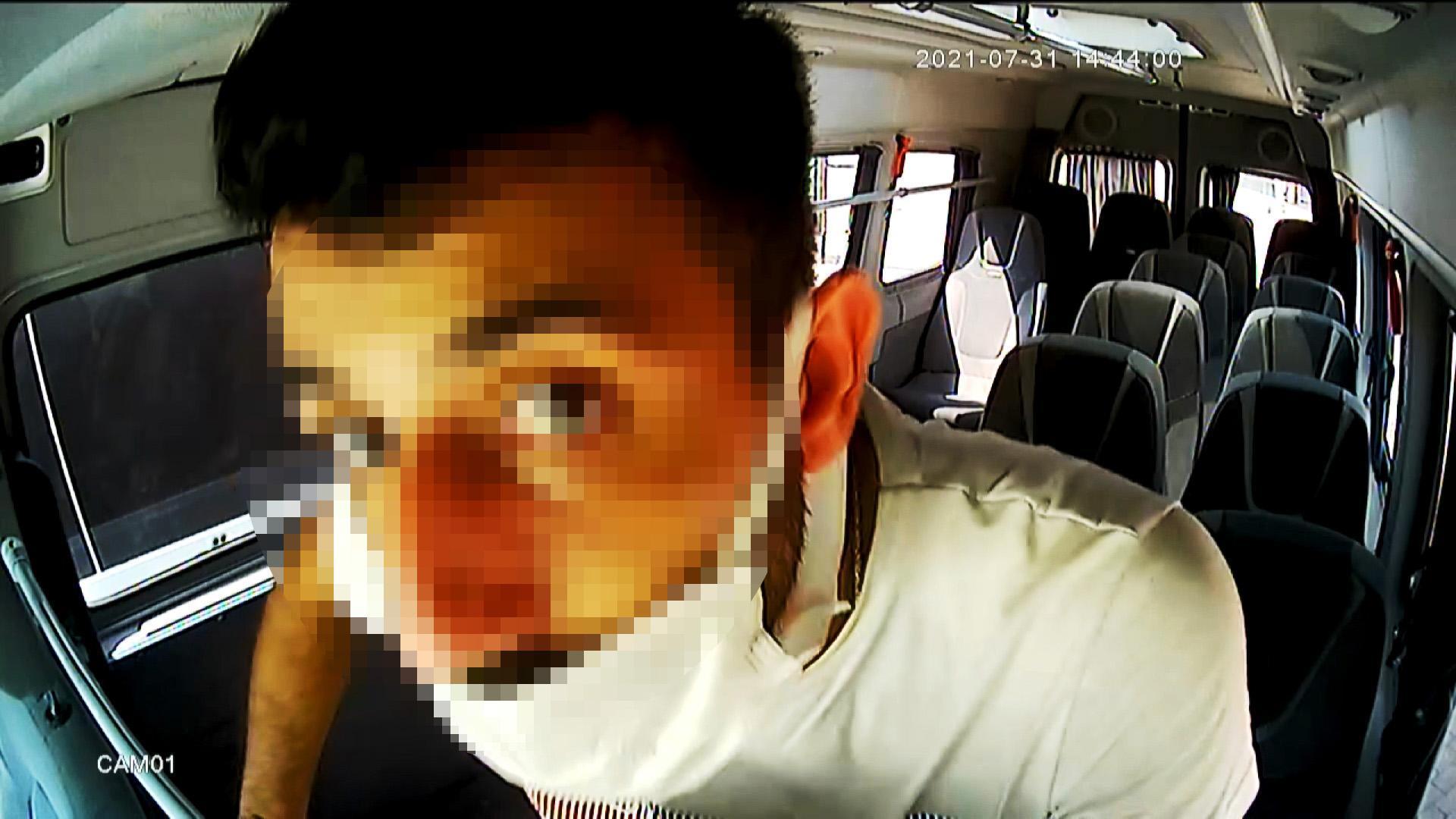 Minibüsün arka koltuğunda saklandı, şoför inince paraları çaldı