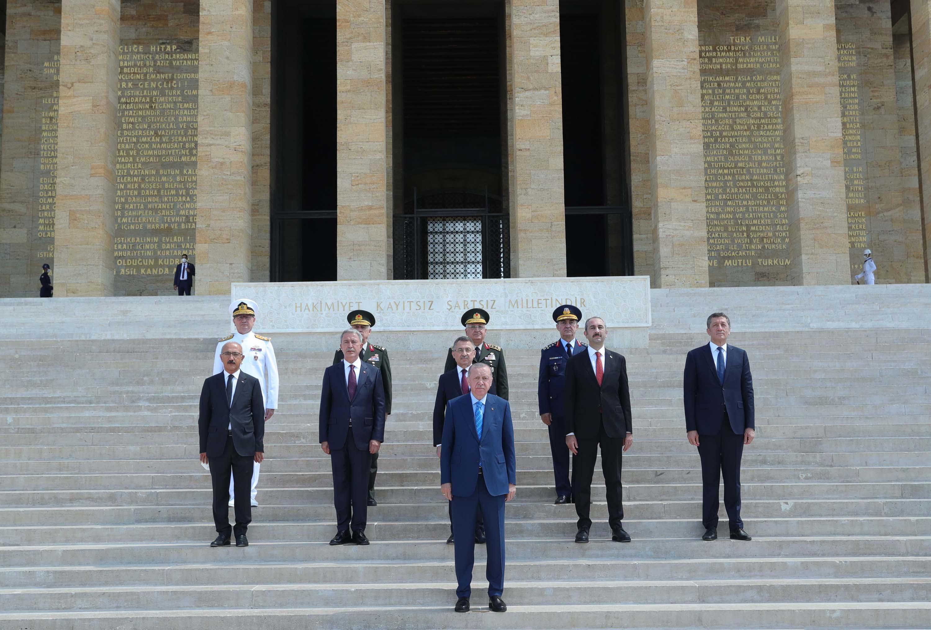 Cumhurbaşkanı Erdoğandan YAŞ üyeleri ile Anıtkabir ziyareti