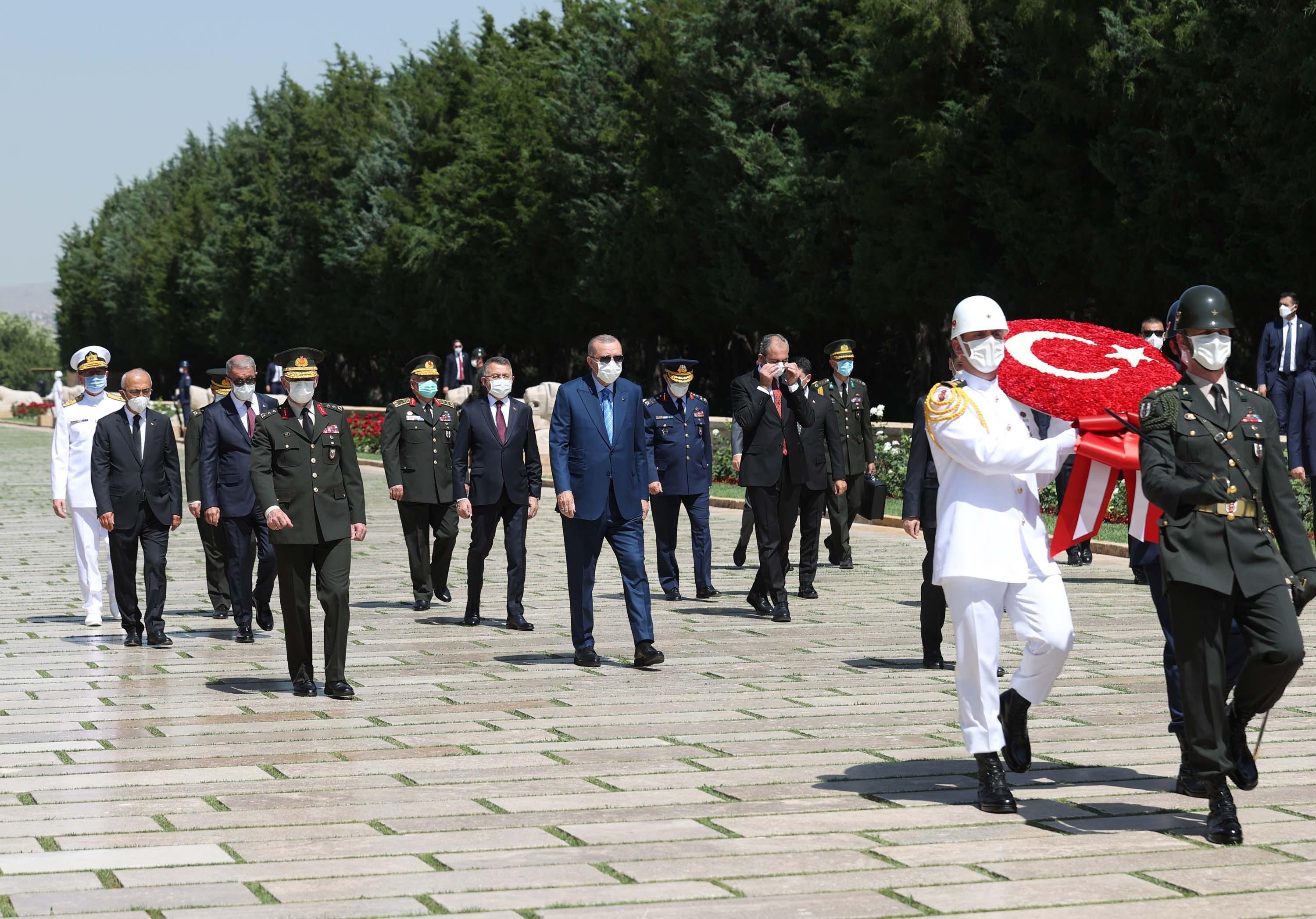 Cumhurbaşkanı Erdoğandan YAŞ üyeleri ile Anıtkabir ziyareti