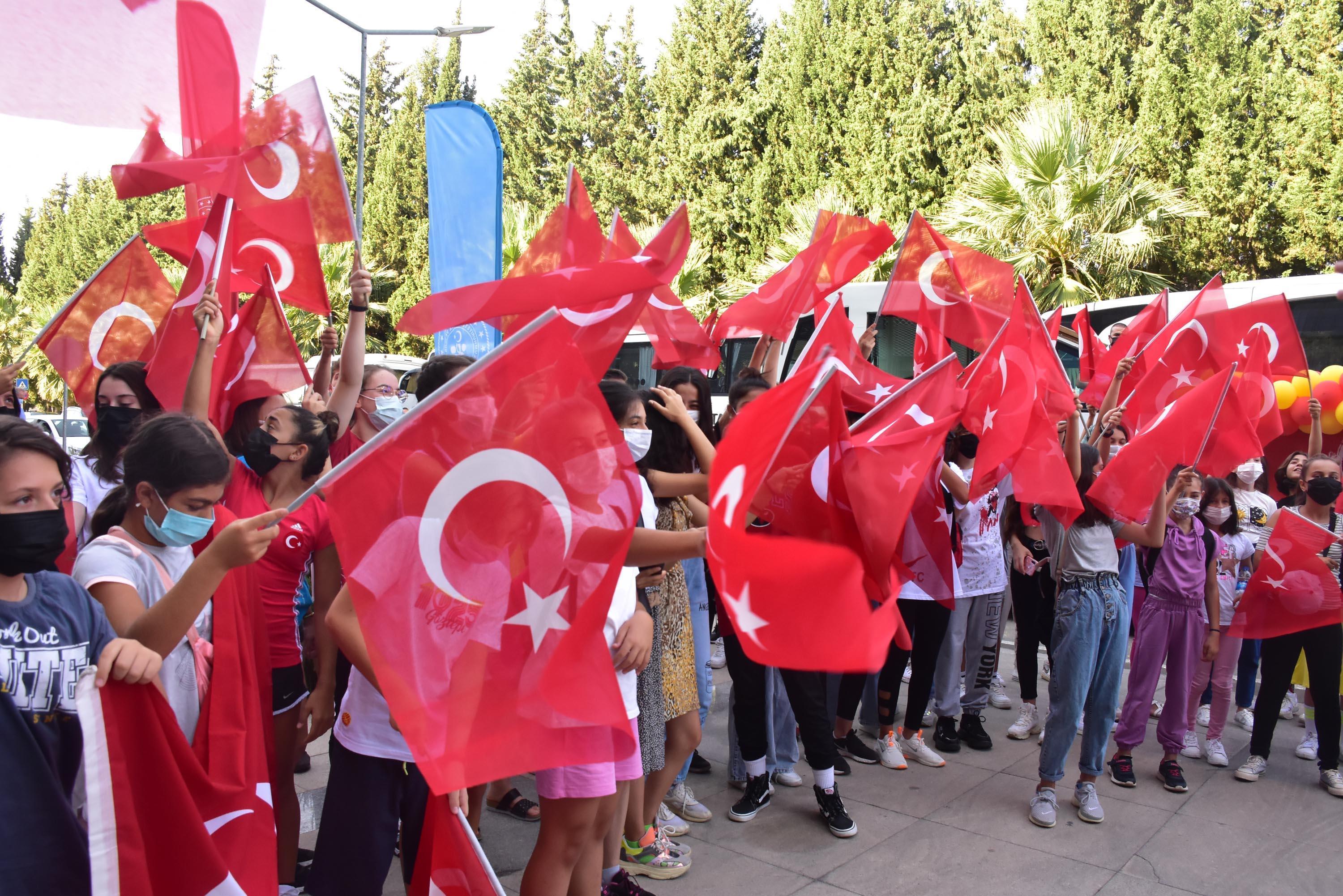 İzmirde Ferhat Arıcana coşkulu karşılama