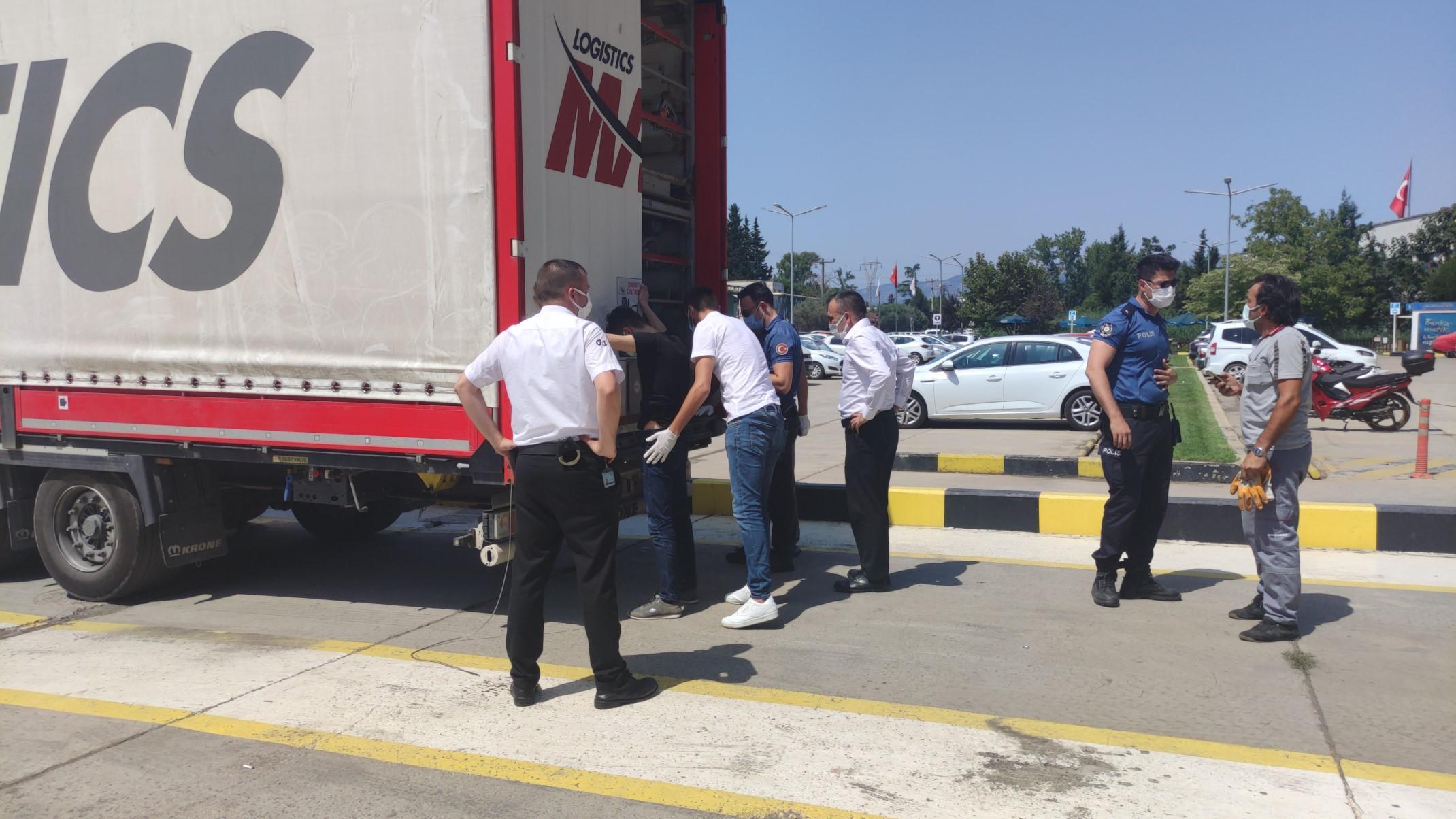 Sürücü ihbar etti, TIRın dorsesindeki 2 kaçak göçmen yakalandı