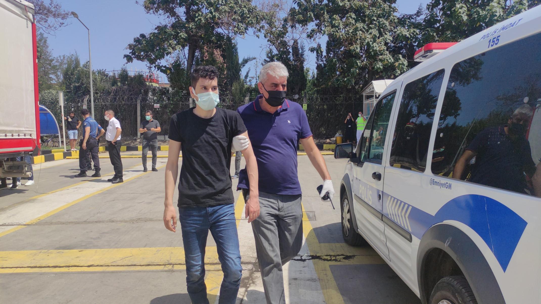 Sürücü ihbar etti, TIRın dorsesindeki 2 kaçak göçmen yakalandı