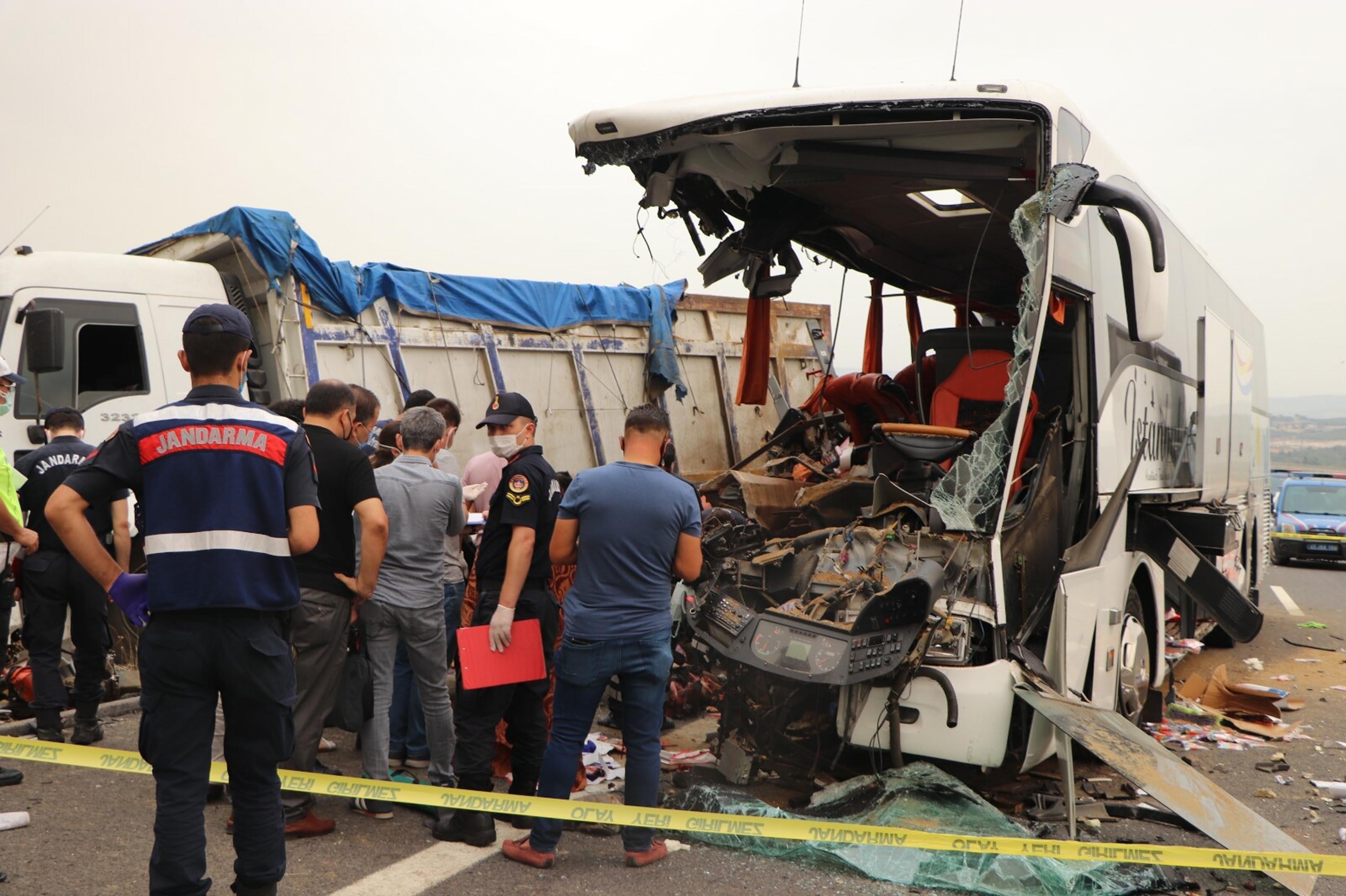 Manisada yolcu otobüsü TIRa çarptı: 6 ölü, 42 yaralı