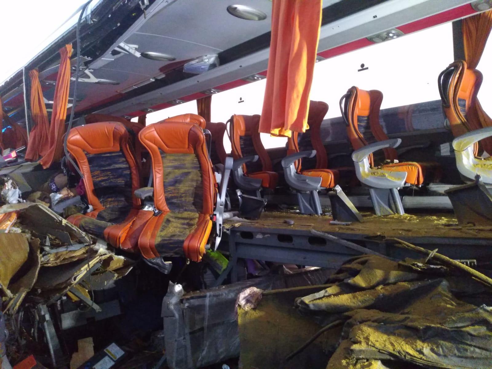 Manisada yolcu otobüsü TIRa çarptı: 6 ölü, 42 yaralı