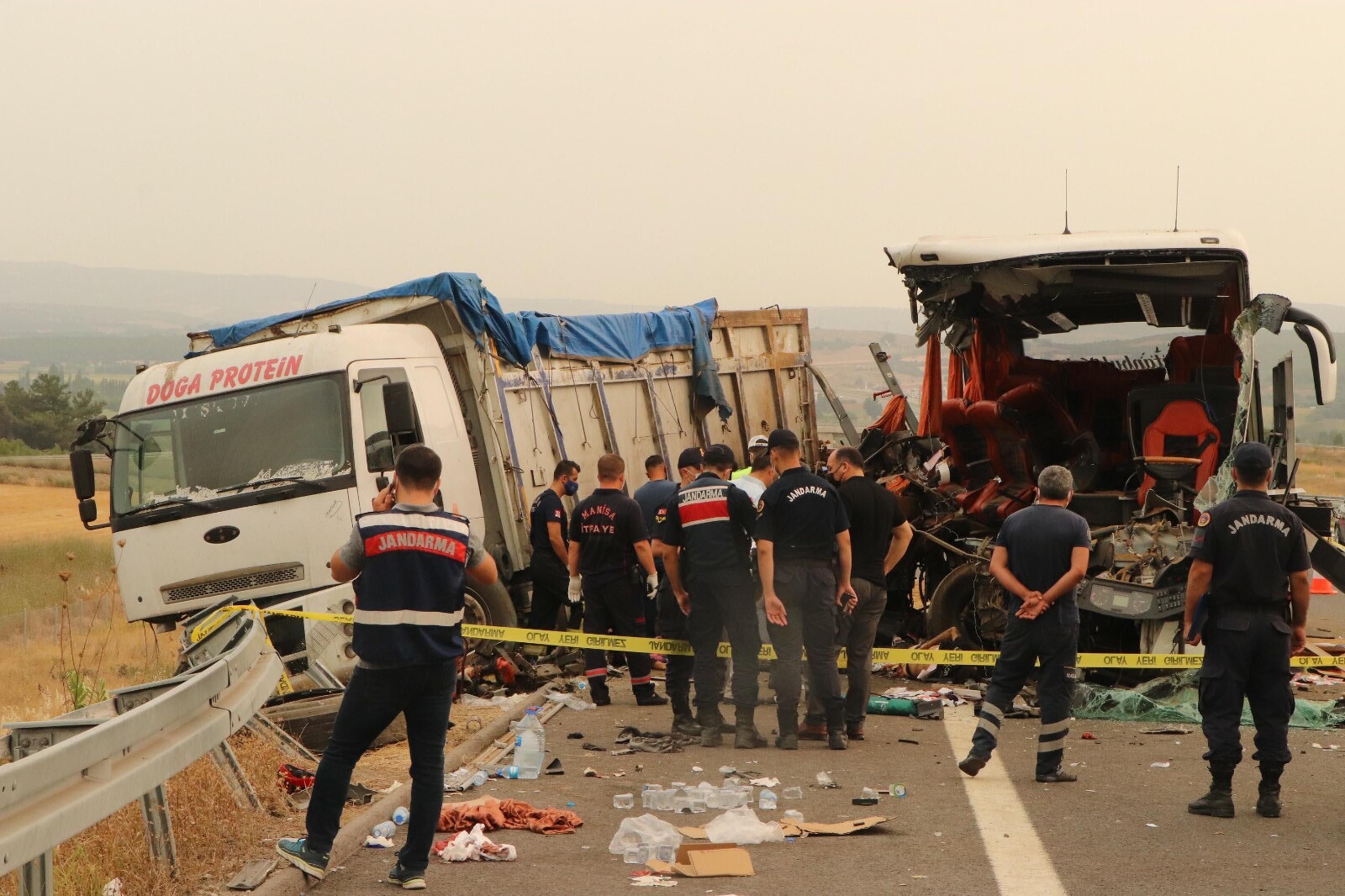 Manisada yolcu otobüsü TIRa çarptı: 6 ölü, 42 yaralı