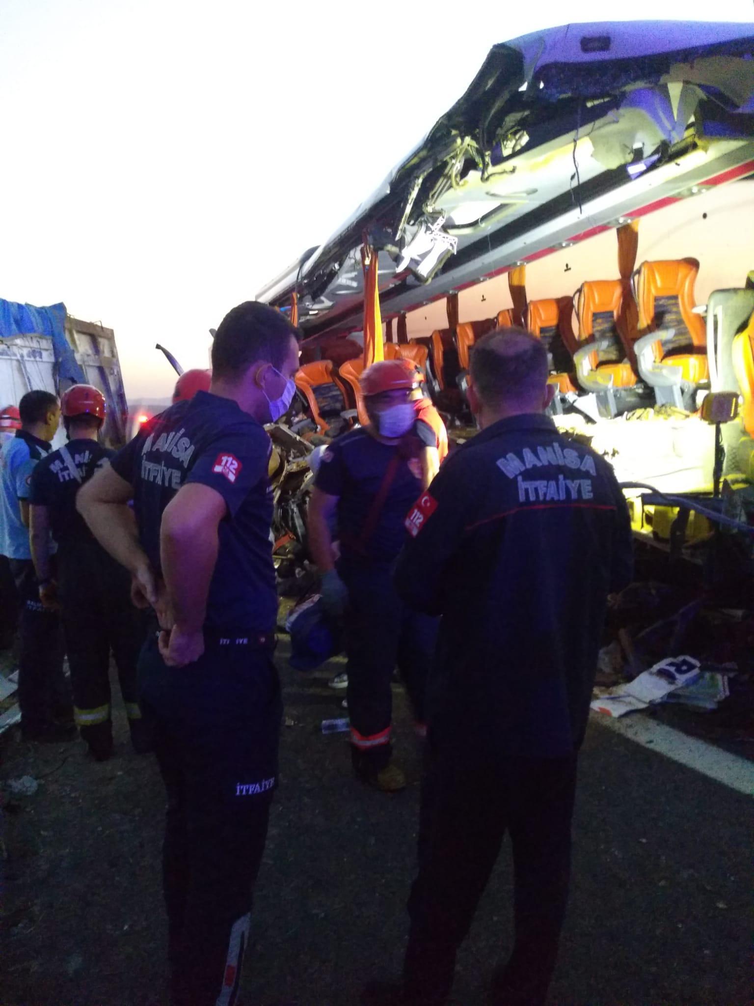 Manisada yolcu otobüsü TIRa çarptı: 6 ölü, 42 yaralı