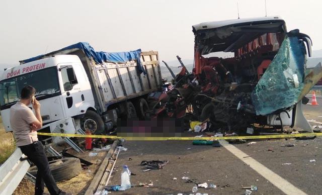 Manisada yolcu otobüsü TIRa çarptı: 6 ölü, 42 yaralı