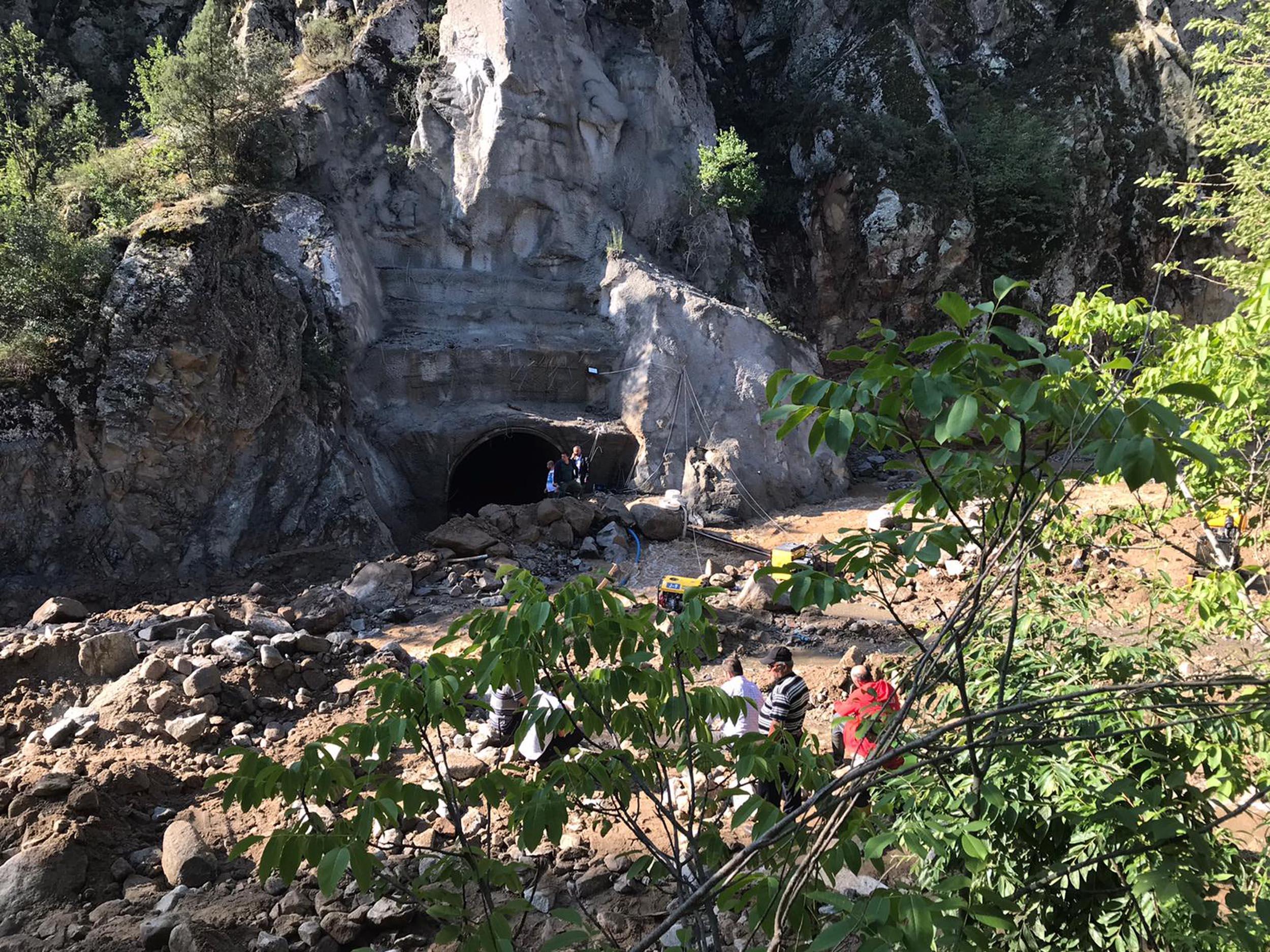 Erzurumda HES tünelinde çalışırken selde kaybolan işçi aranıyor