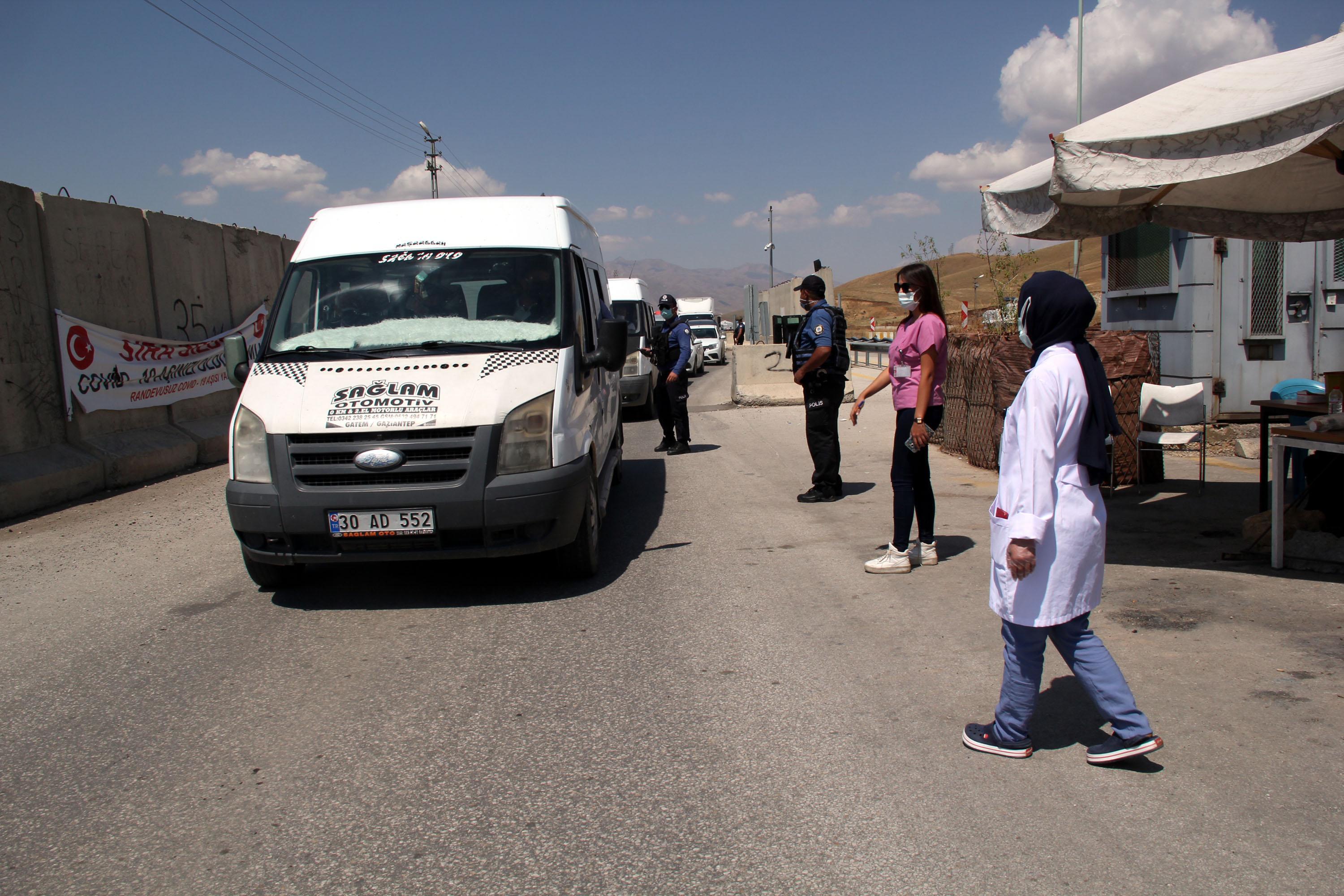 Polis kontrol noktasında aşı uygulaması