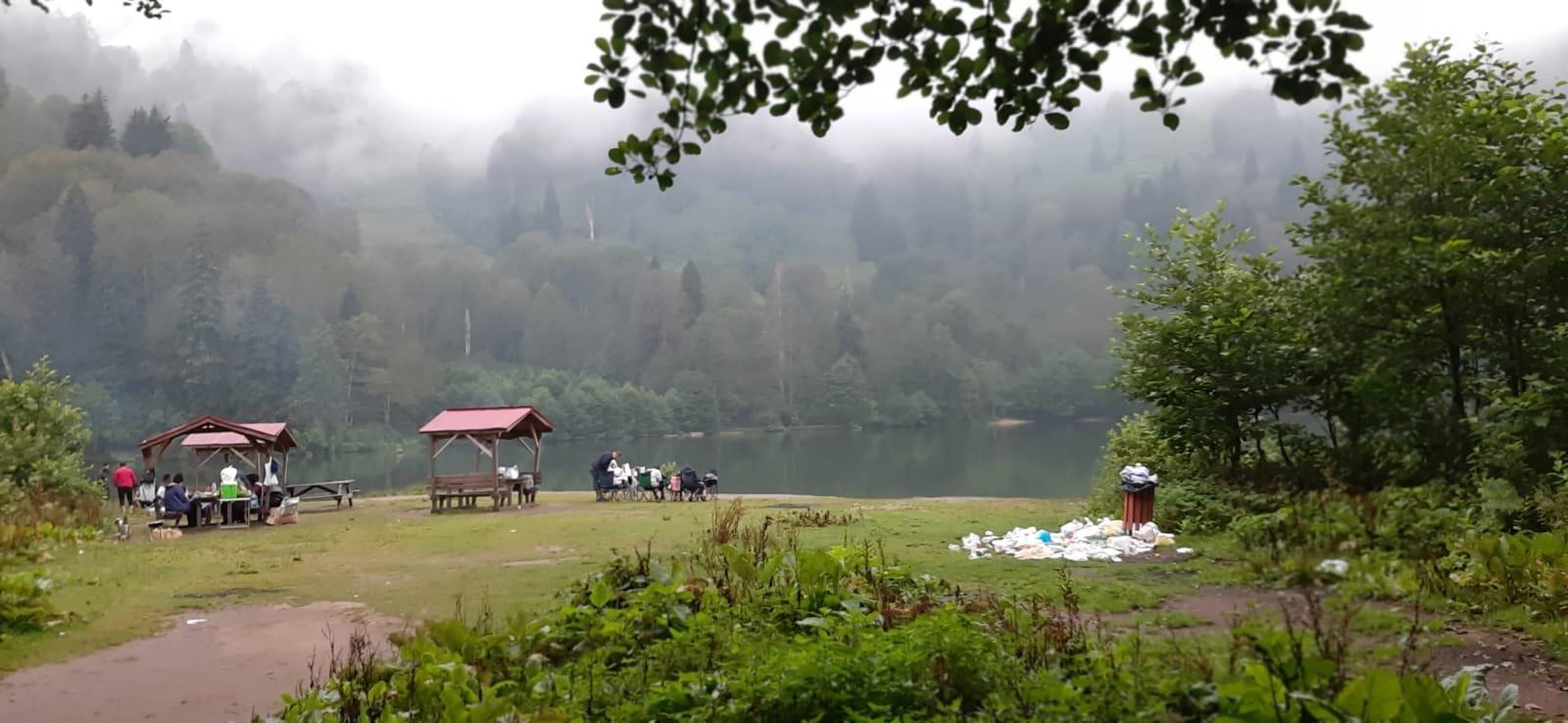 Karagöl Milli Parkında piknikçiler mangal, gelin ve damat meşale yaktı