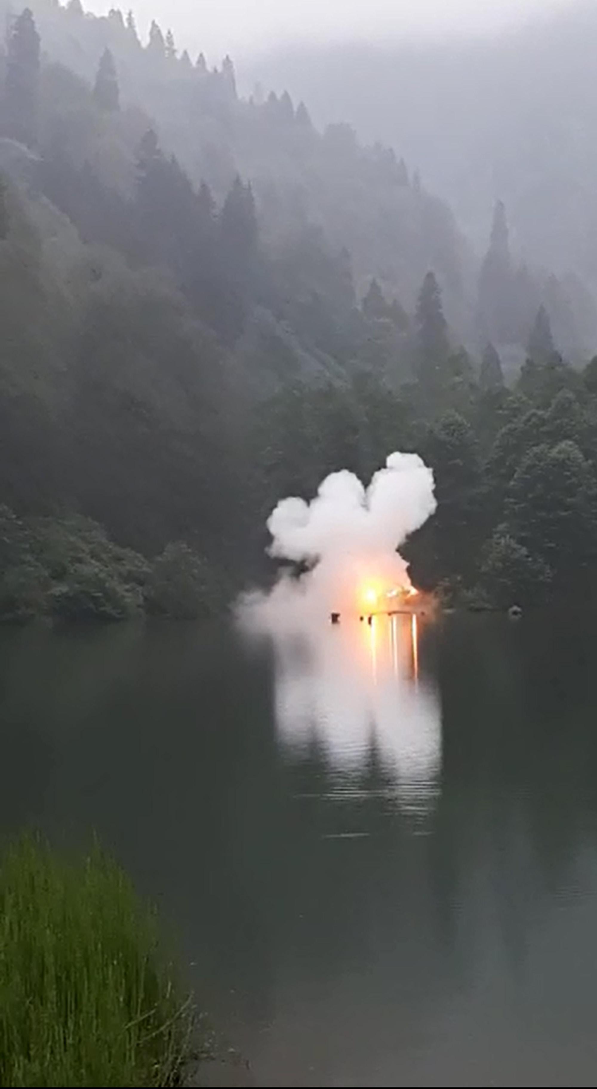 Karagöl Milli Parkında piknikçiler mangal, gelin ve damat meşale yaktı