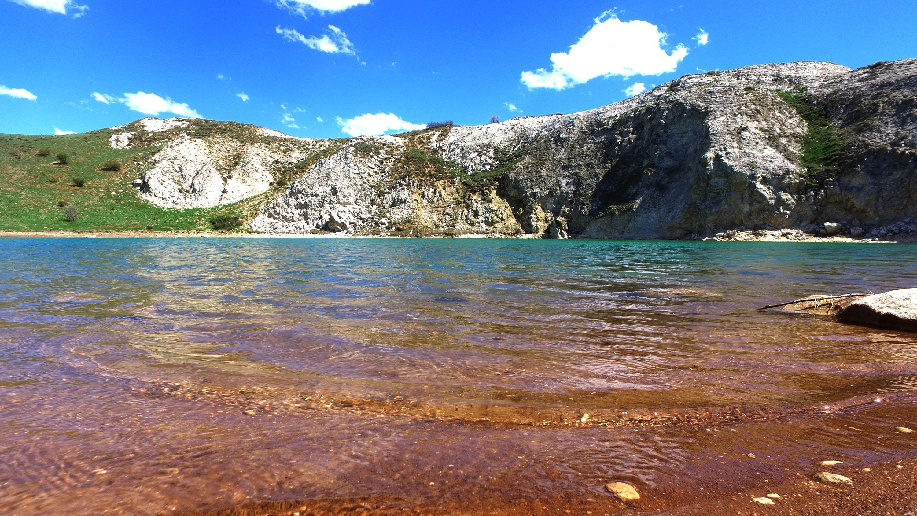 An emerald lake in the middle of the steppe: Yesilgol