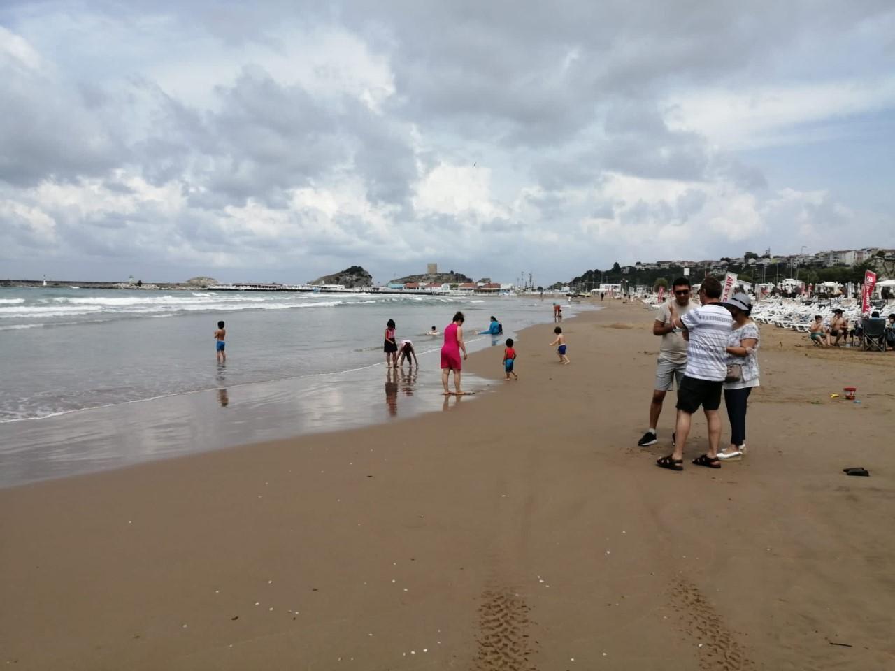 Şilede yasak dinlemediler, denize girmeye çalıştılar