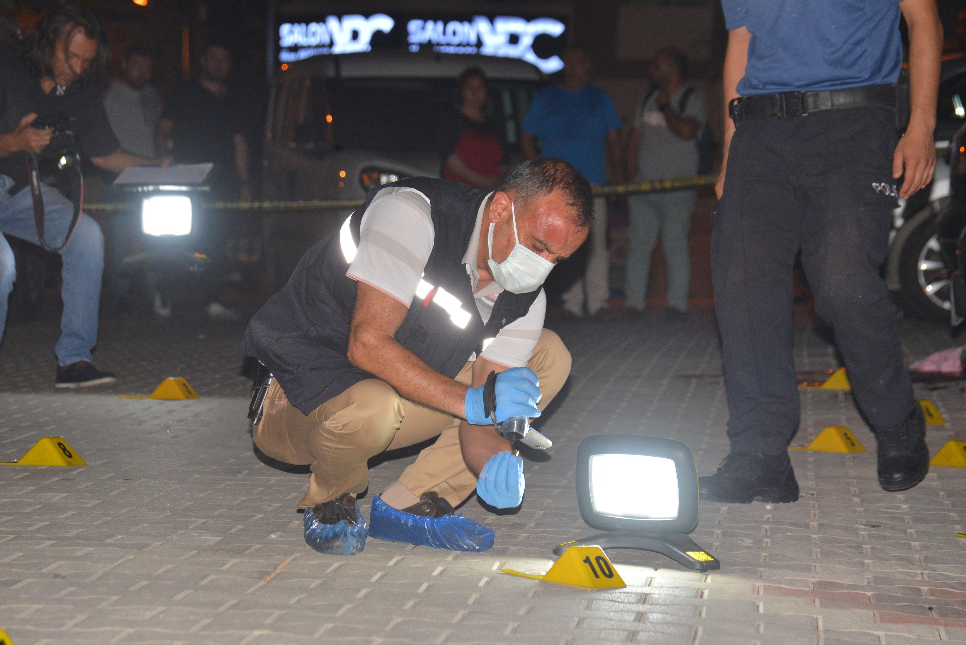 Evinin önünde pusuya düşürüp, tabancayla başından vurdular