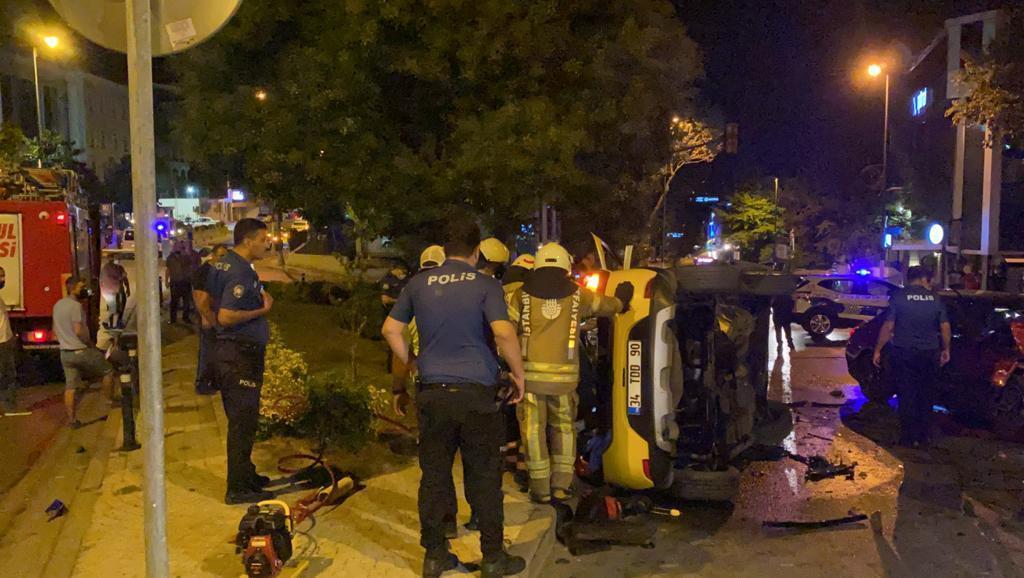 Üsküdarda lüks otomobil ve taksi çarpıştı: 1i ağır 3 yaralı