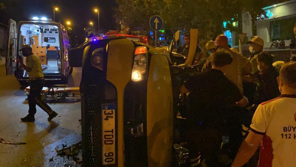 Üsküdarda lüks otomobil ve taksi çarpıştı: 1i ağır 3 yaralı