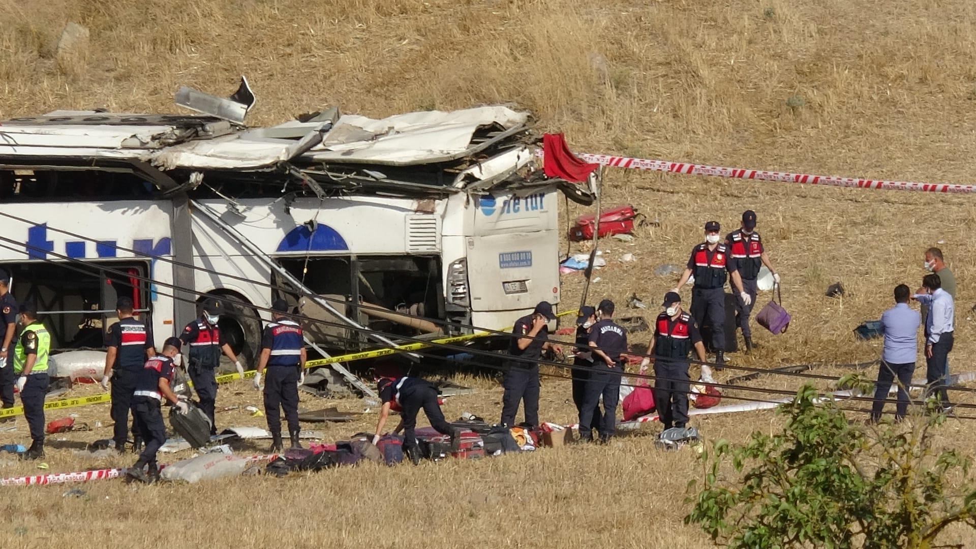 Balıkesirde yolcu otobüsü takla attı: Ölü sayısı 15e yükseldi