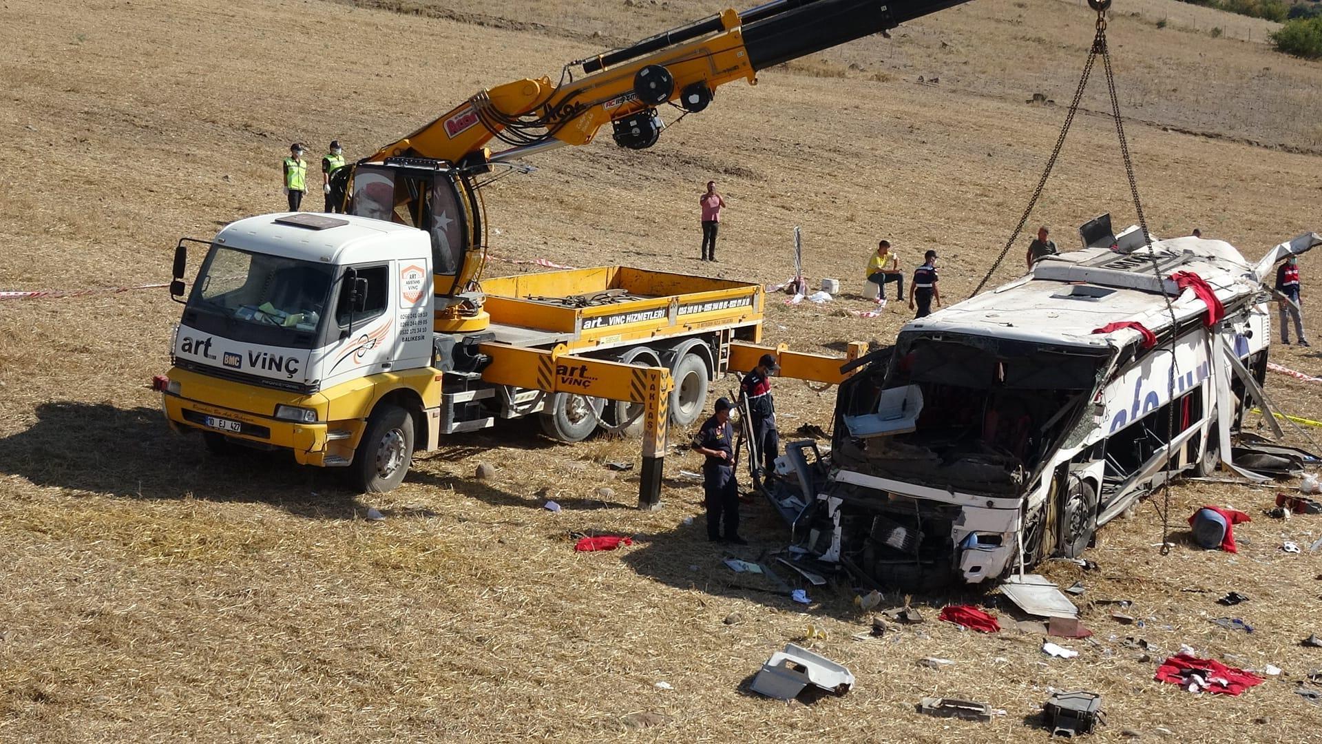 Balıkesirde yolcu otobüsü takla attı: Ölü sayısı 15e yükseldi