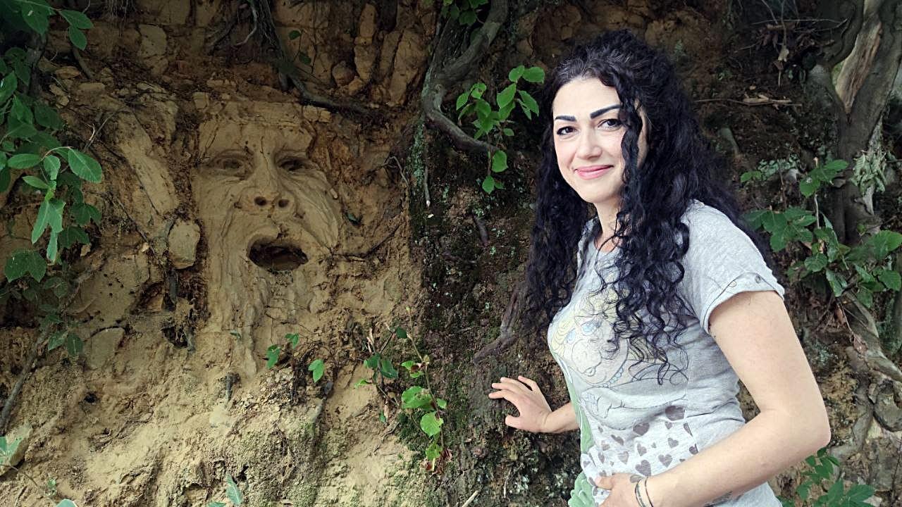 Ağaç köklerine heykel yaptı, Tarihi eser değil, heyecanlanmayın yazısı astı