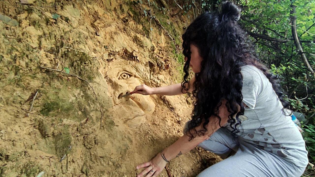Ağaç köklerine heykel yaptı, Tarihi eser değil, heyecanlanmayın yazısı astı