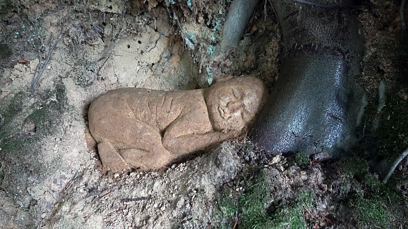 Ağaç köklerine heykel yaptı, Tarihi eser değil, heyecanlanmayın yazısı astı