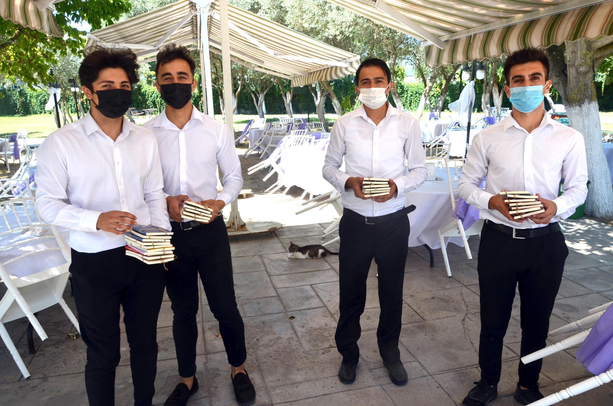 Düğün davetlilerine nikah şekeri yerine dünya klasiklerini verdiler