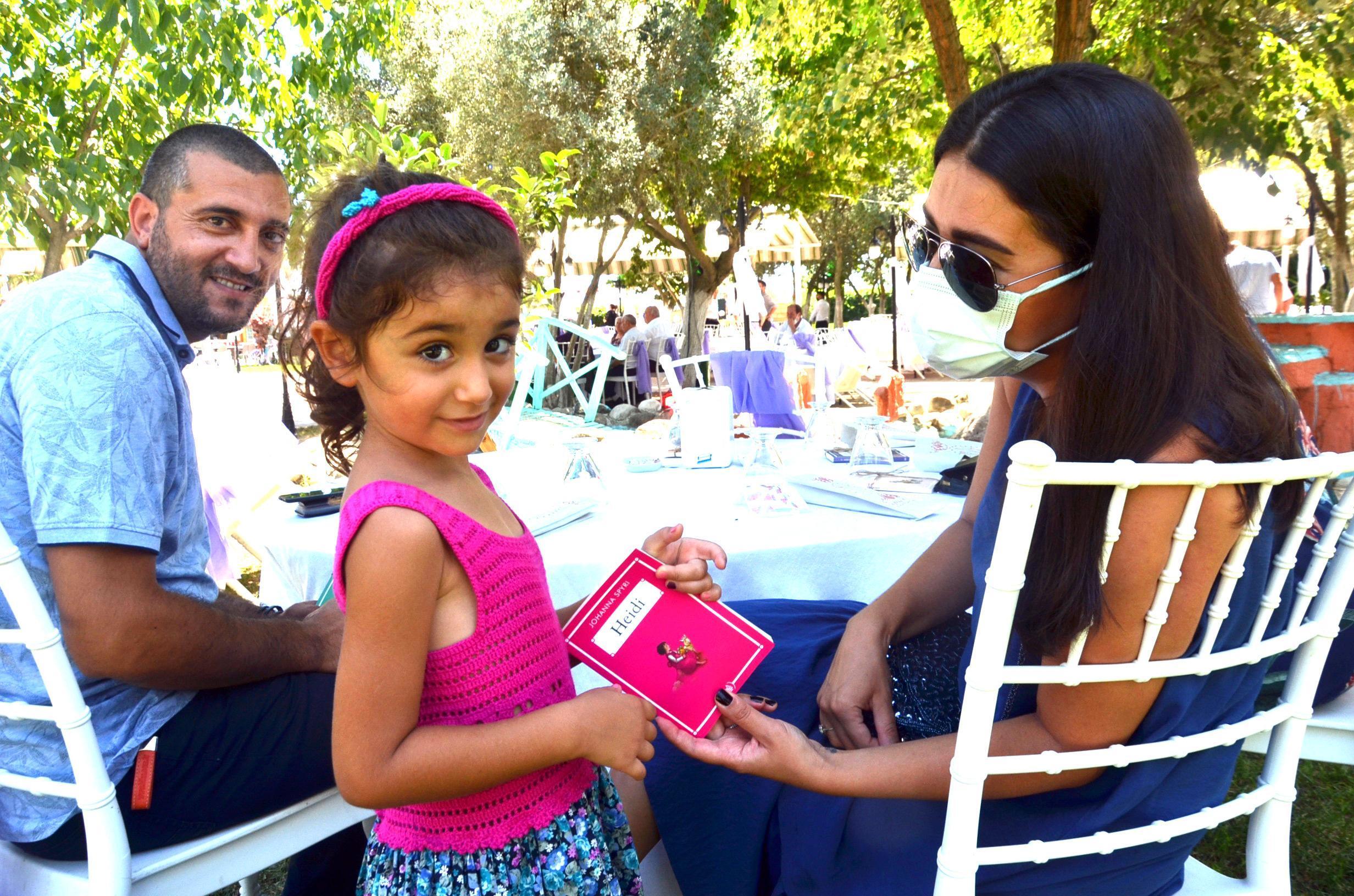 Düğün davetlilerine nikah şekeri yerine dünya klasiklerini verdiler