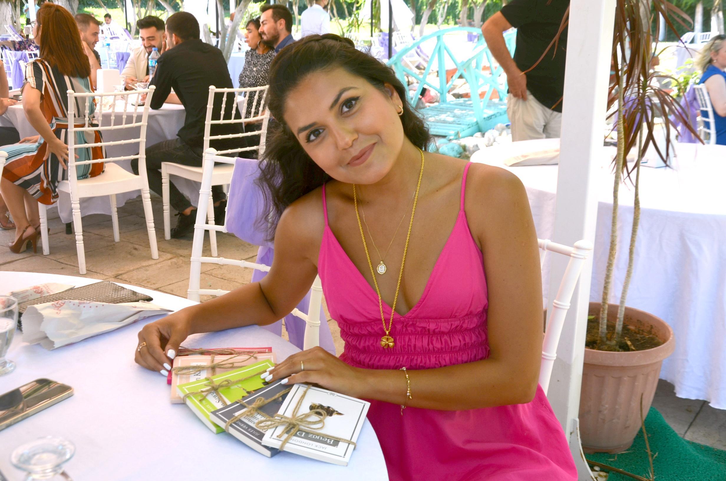 Düğün davetlilerine nikah şekeri yerine dünya klasiklerini verdiler