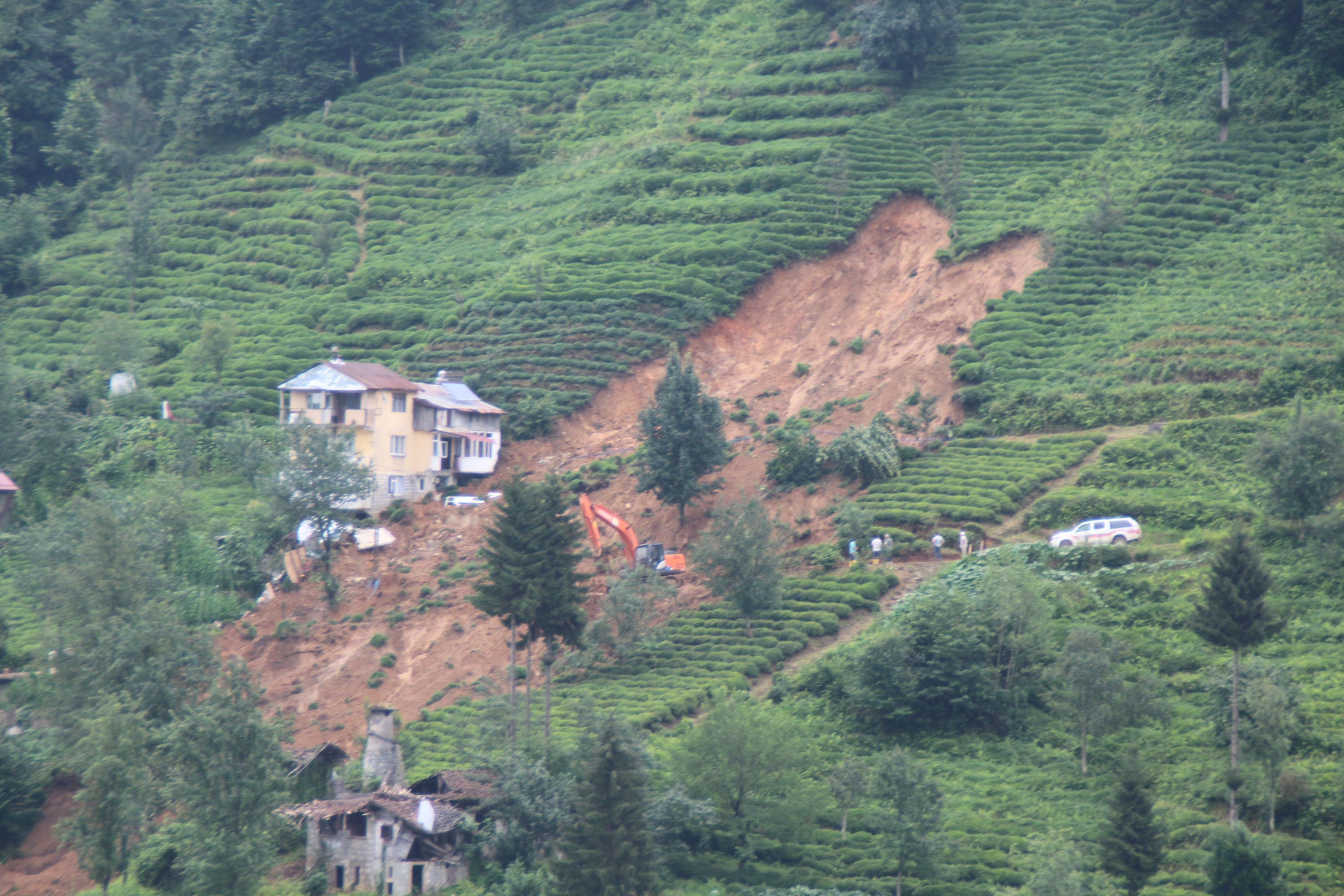 Karadenizde heyelanlı alanlardakiler için güvenli bölgelere transfer çağrısı