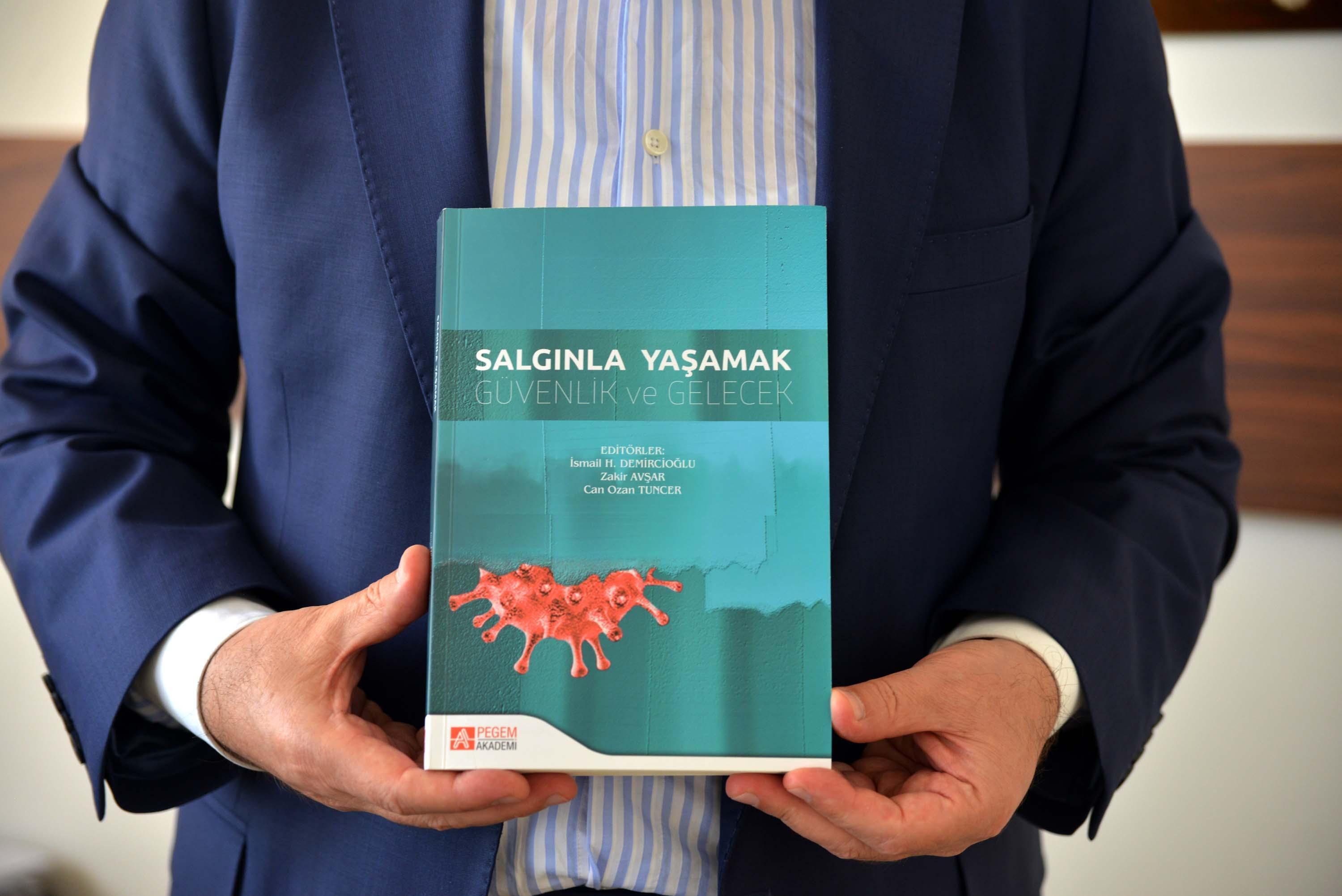 Türkiyenin salgınla mücadelesi kitaplaştırıldı