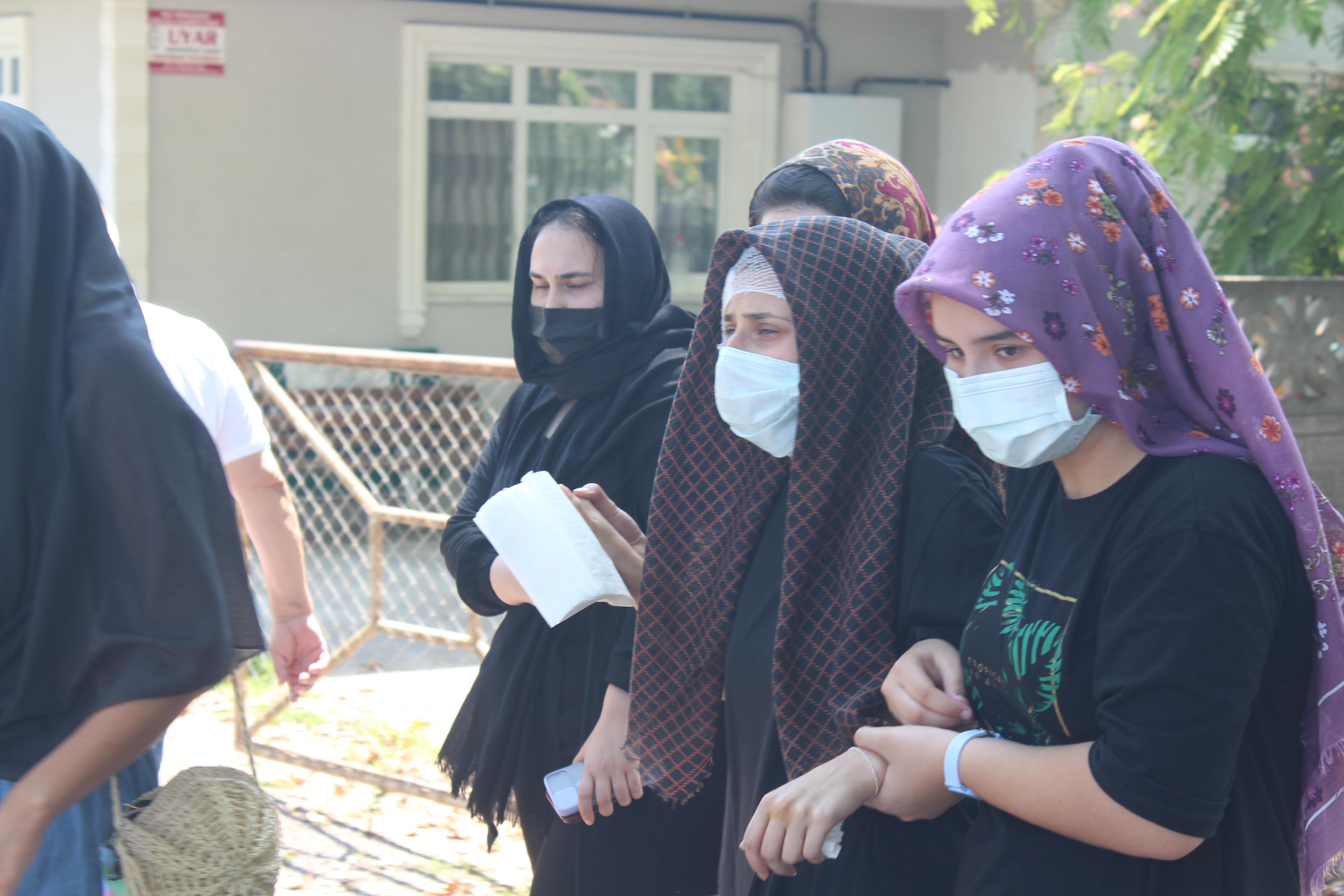 Kazada emniyet kemeri sayesinde kurtuldu, annesini son yolculuğuna uğurladı