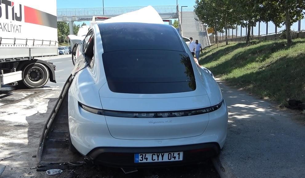 Arnavutköyde TIR ile çarpışan lüks otomobil hurdaya döndü