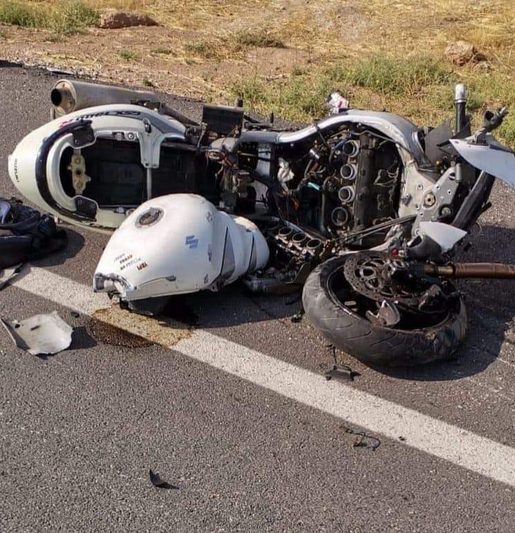Otomobile çarpan motosiklet sürücüsü öldü, 5 kişi yaralandı