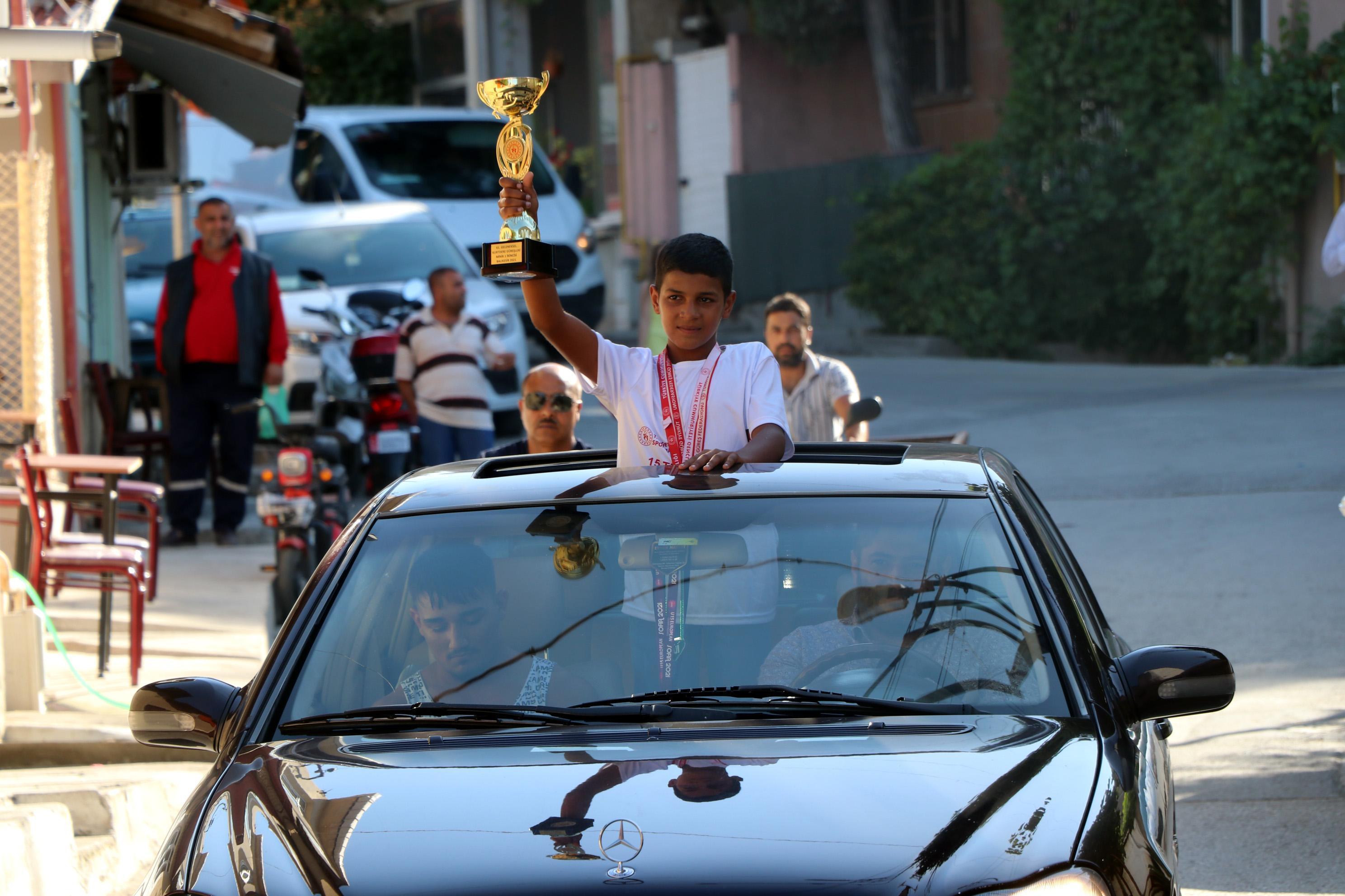 Kurtdereli güreşlerinde madalya kazanan küçük pehlivana, coşkulu karşılama