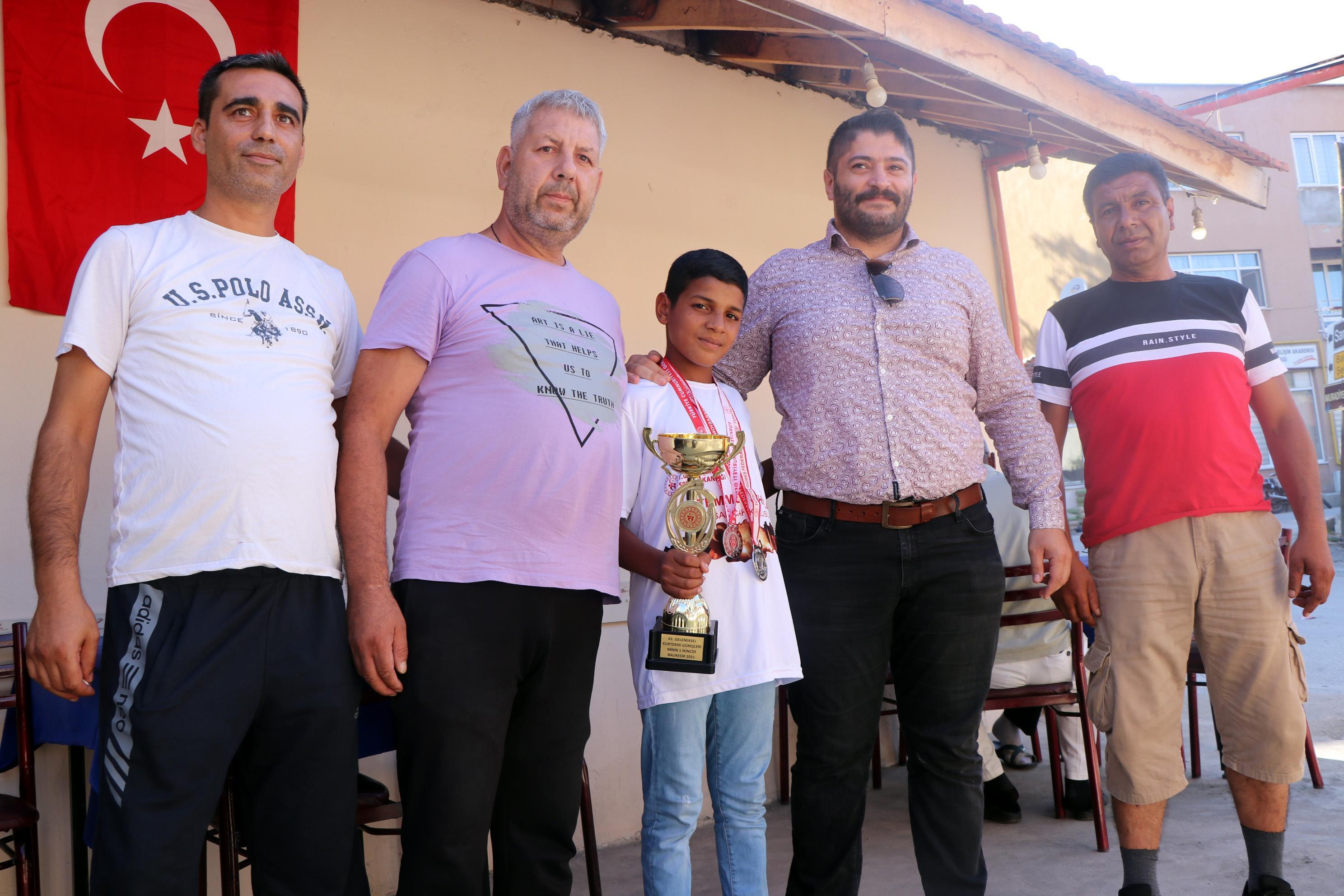 Kurtdereli güreşlerinde madalya kazanan küçük pehlivana, coşkulu karşılama